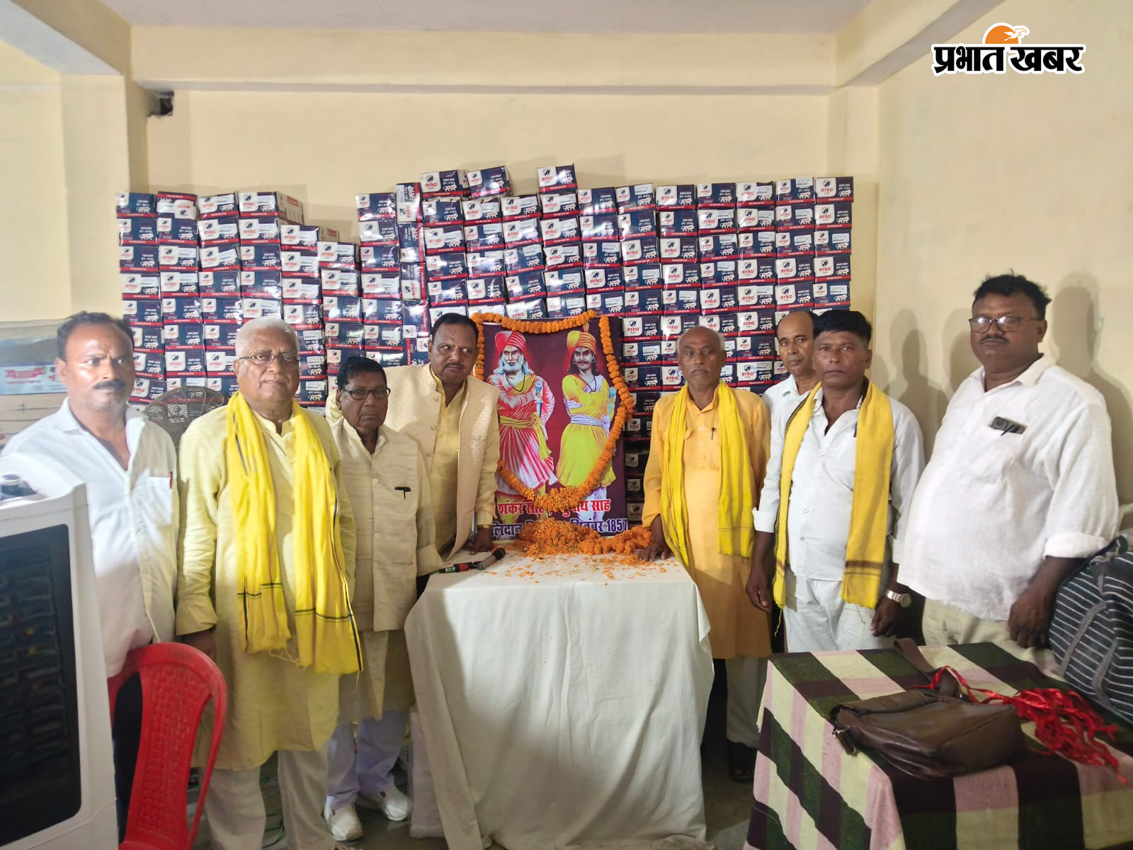 फोटो-महाराजगंज के कसदेवरा में गोंडवाना के अमर शहीद को श्रद्धांजलि देते गोंडवाना समाज के लोग. | Prabhat Khabar Network