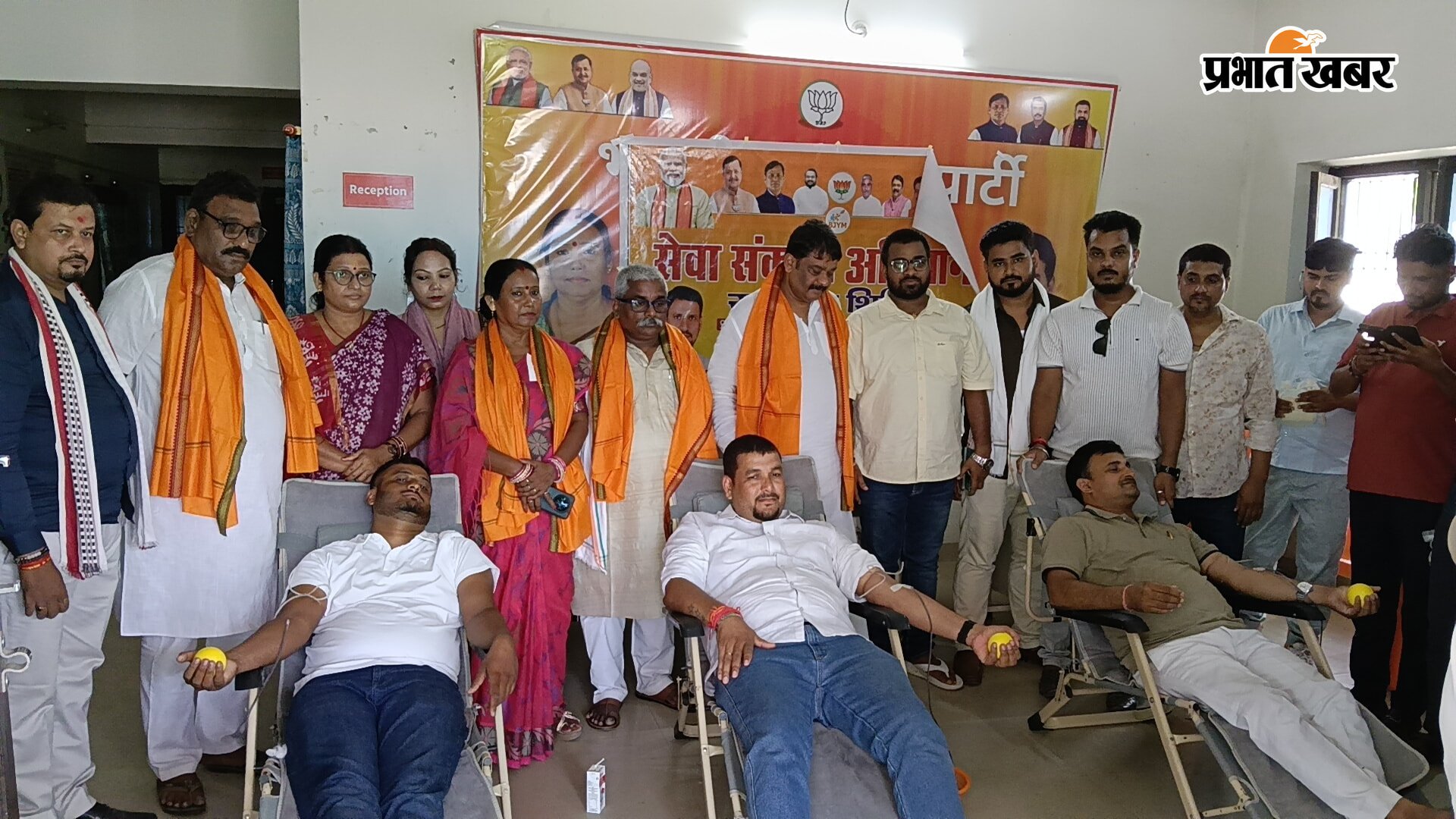 शिविर में रक्तदान करते भाजपा युवा मोर्चा के कार्यकर्ता, मौके पर संगठन के स्थानीय पदधारक | Prabhat Khabar Network