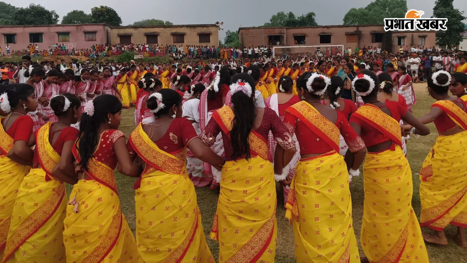 जगदेव महतो फुटबॉल टूर्नामेंट के समापन में झूमर की छटा, कलाकारों ने बांधा समां