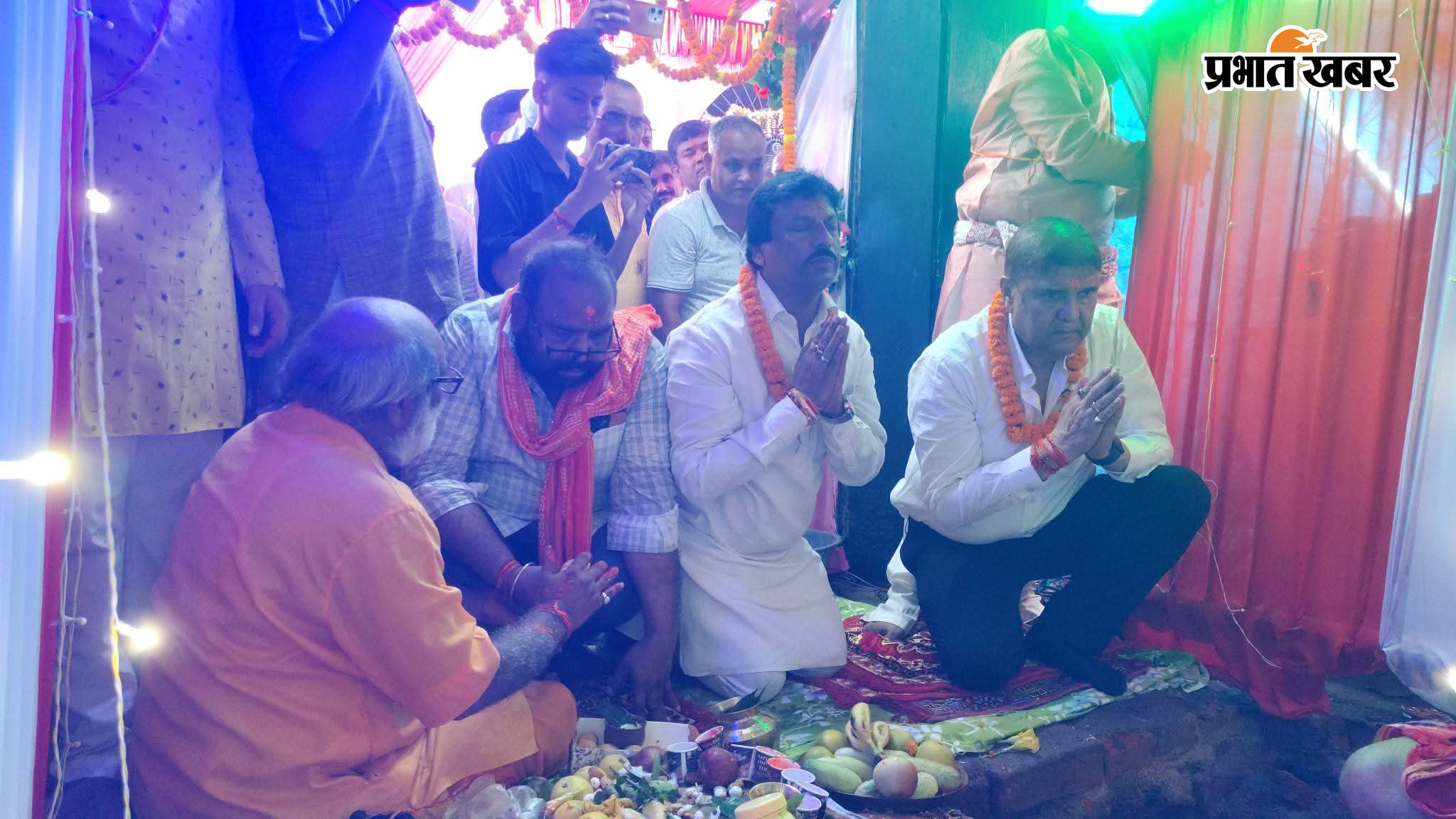 मंदिर का शिलान्यास करते पुर्व मंत्री डा सुनील कुमार एवं जदयू के राष्ट्रीय महांसचिव ई सुनील कुमार | Prabhat Khabar Network