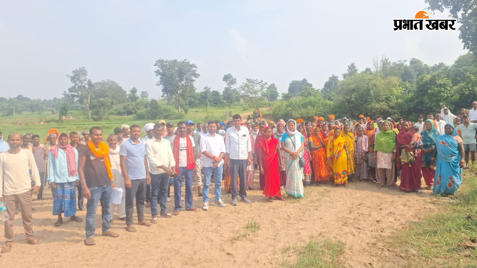 फोटो कैप्शन टूटा हुआ पुलिया और एकजुट सैकड़ों ग्रामीण | Prabhat Khabar Network