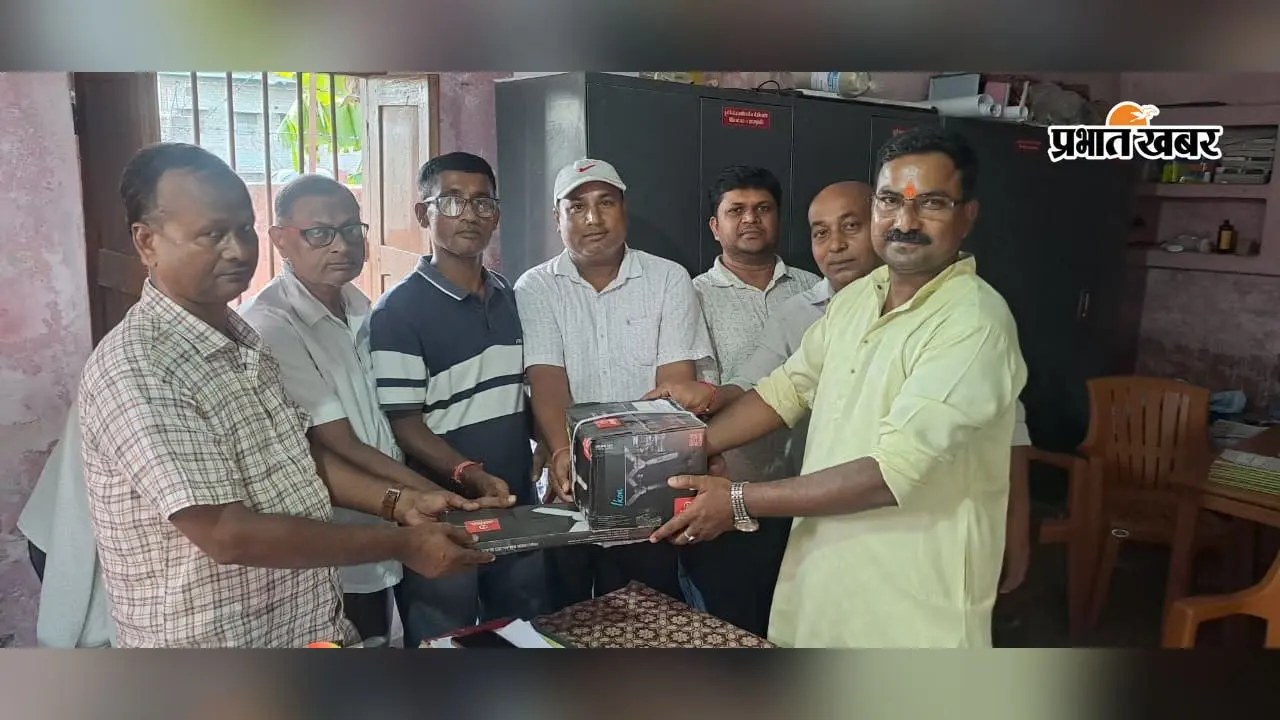 बेटी के जन्मदिन पर पेश की अनूठी मिसाल, सरकारी स्कूल के बच्चों को भेंट किए पंखे