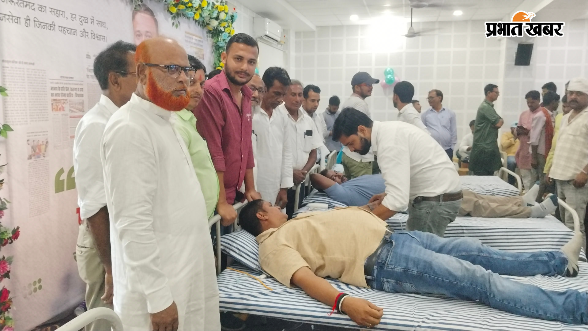 विधायक डॉ प्रकाश चंद्र को सम्मानित करते लोग,रक्तदान करते रक्तदाता | Prabhat Khabar Network