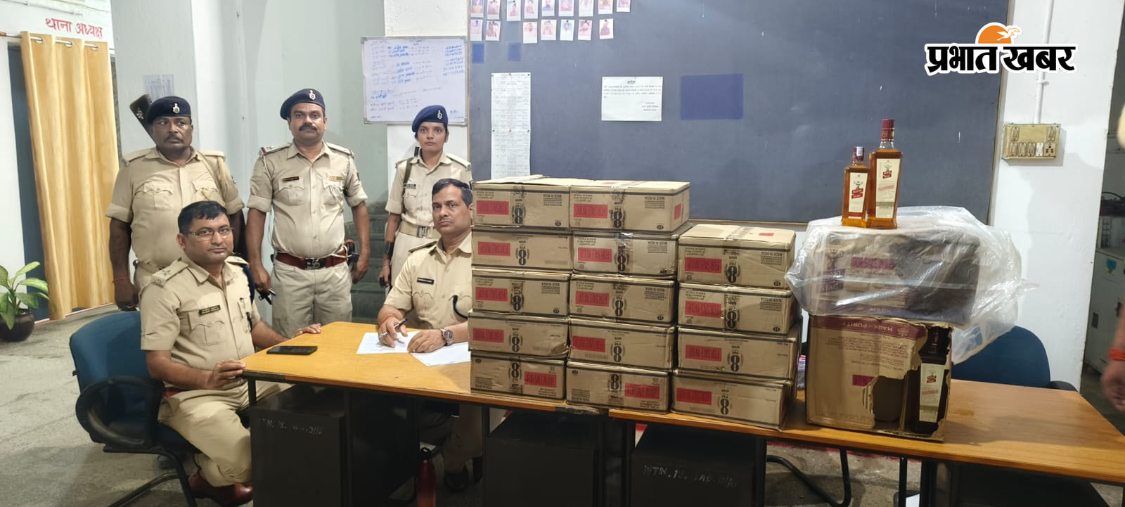 जप्त शराब के साथ पुलिस पदाधिकारी | Prabhat Khabar Network