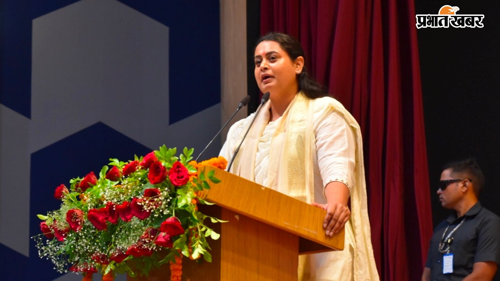 मंच से भाषण देती मंत्री श्रेयसी सिंह