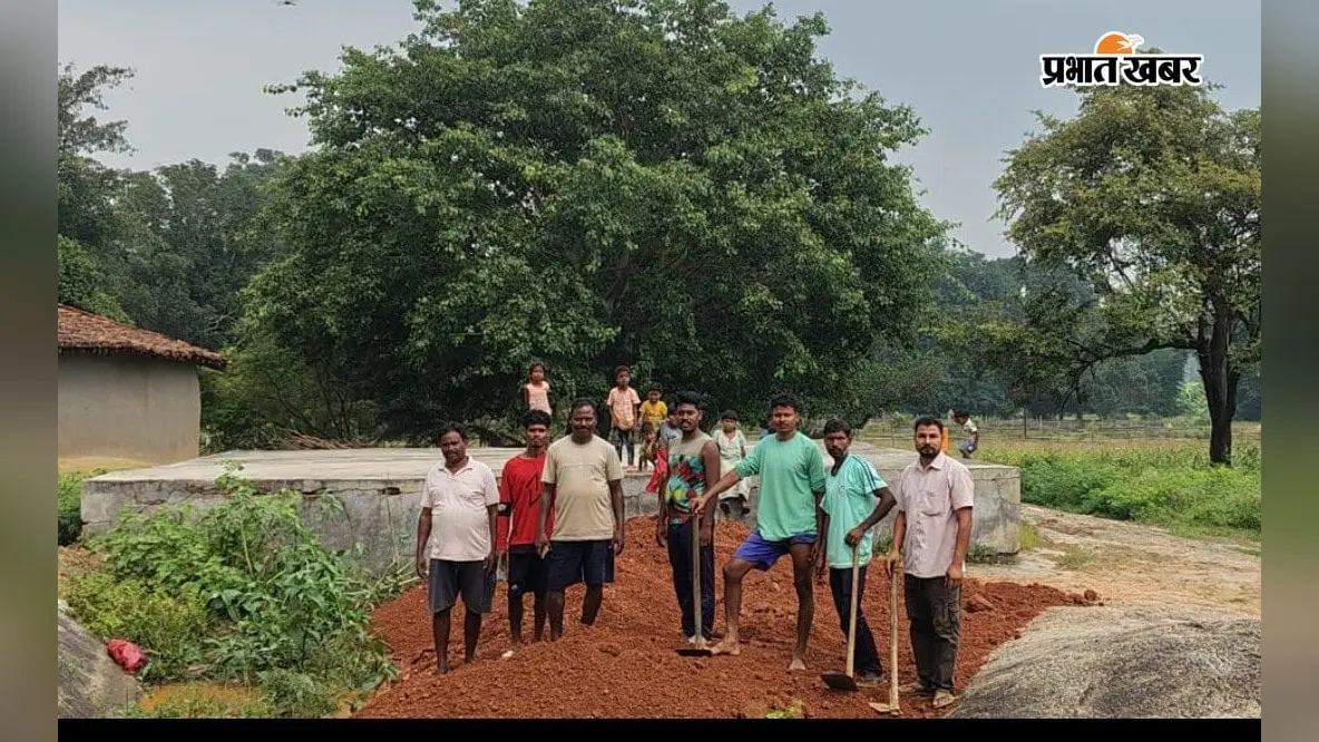 डुमरडांड़ में ग्रामीणों ने श्रमदान से भरा चार फीट गहरा गड्ढा, जलजमाव से मिली राहत