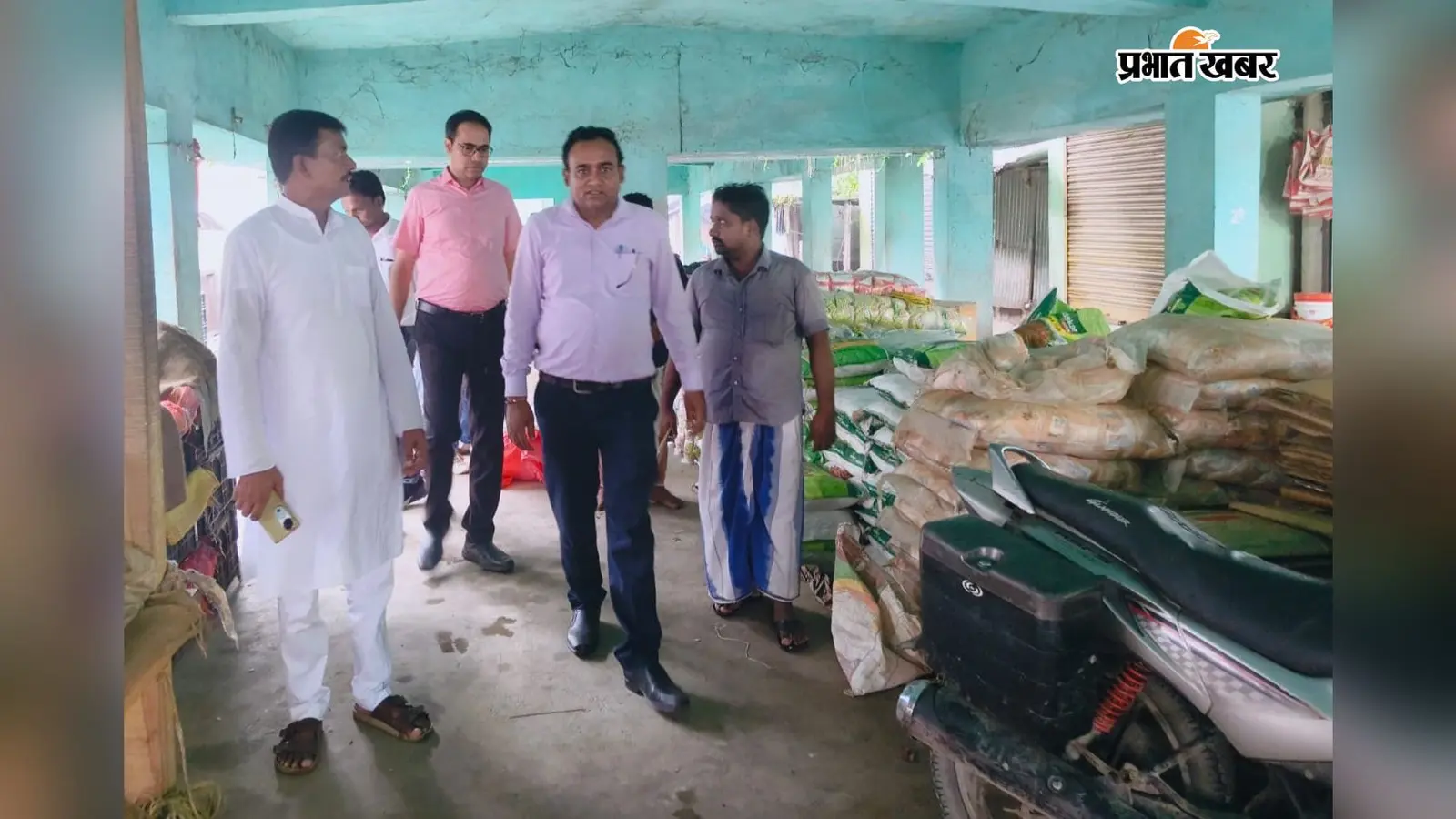 कटिहार: बारसोई के बालूपाड़ा हाट की बदलेगी तस्वीर, बीडीओ और सीओ ने निरीक्षण कर दिया शेड निर्माण का आश्वासन