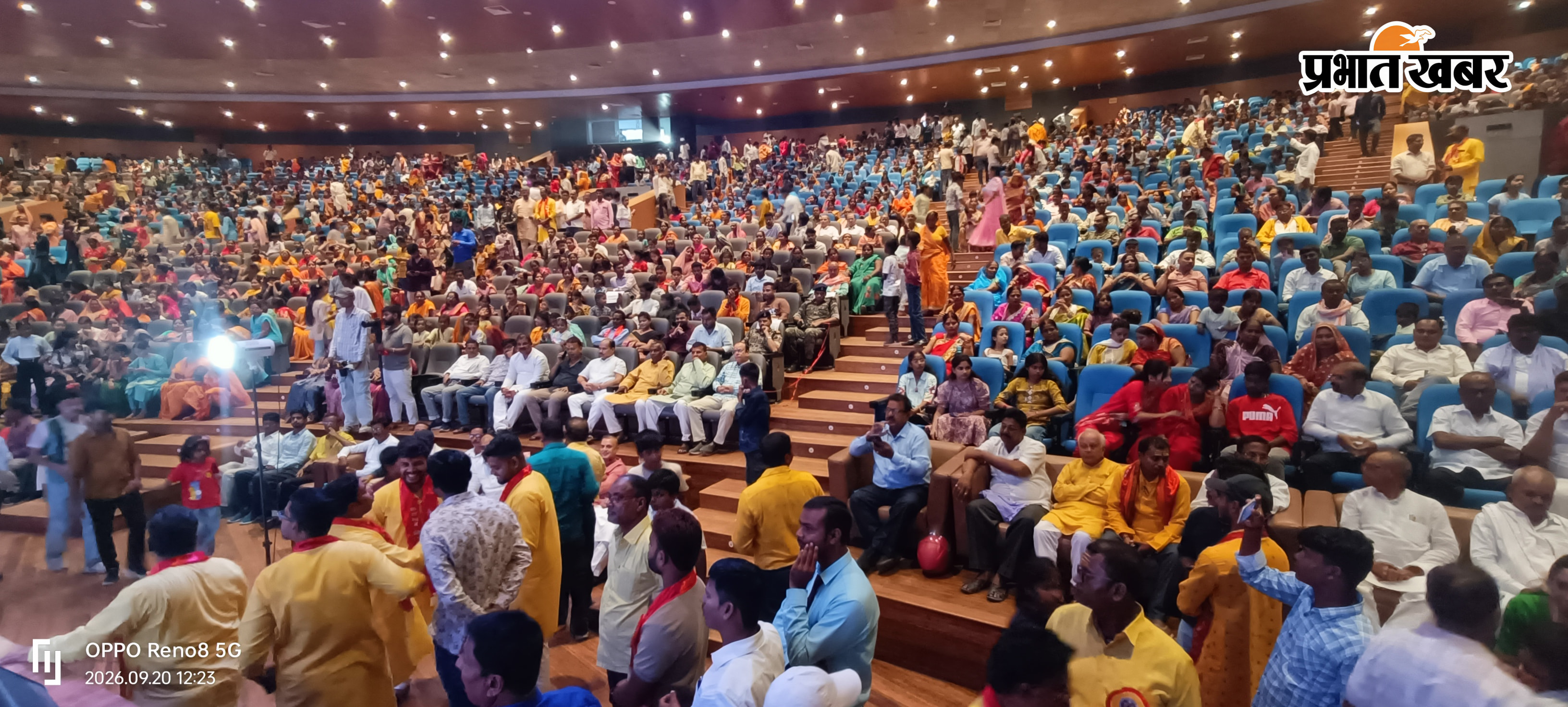 कैप्शन : सम्मेलन में मौजूद कलवार समाज के लोग तथा सांस्कृतिक कार्यक्रम प्रस्तुत करती छात्राएं | Prabhat Khabar Network
