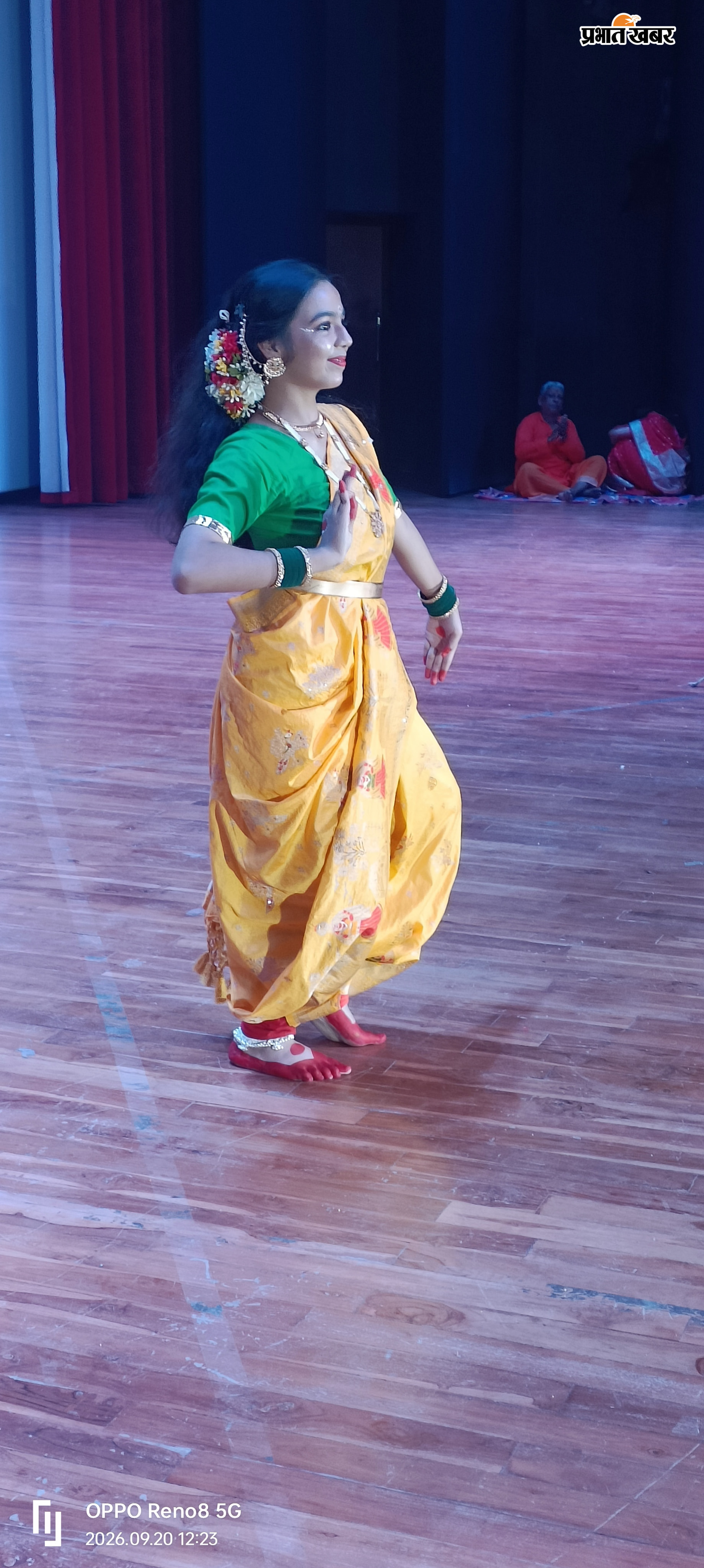 कैप्शन : सम्मेलन में मौजूद कलवार समाज के लोग तथा सांस्कृतिक कार्यक्रम प्रस्तुत करती छात्राएं | Prabhat Khabar Network