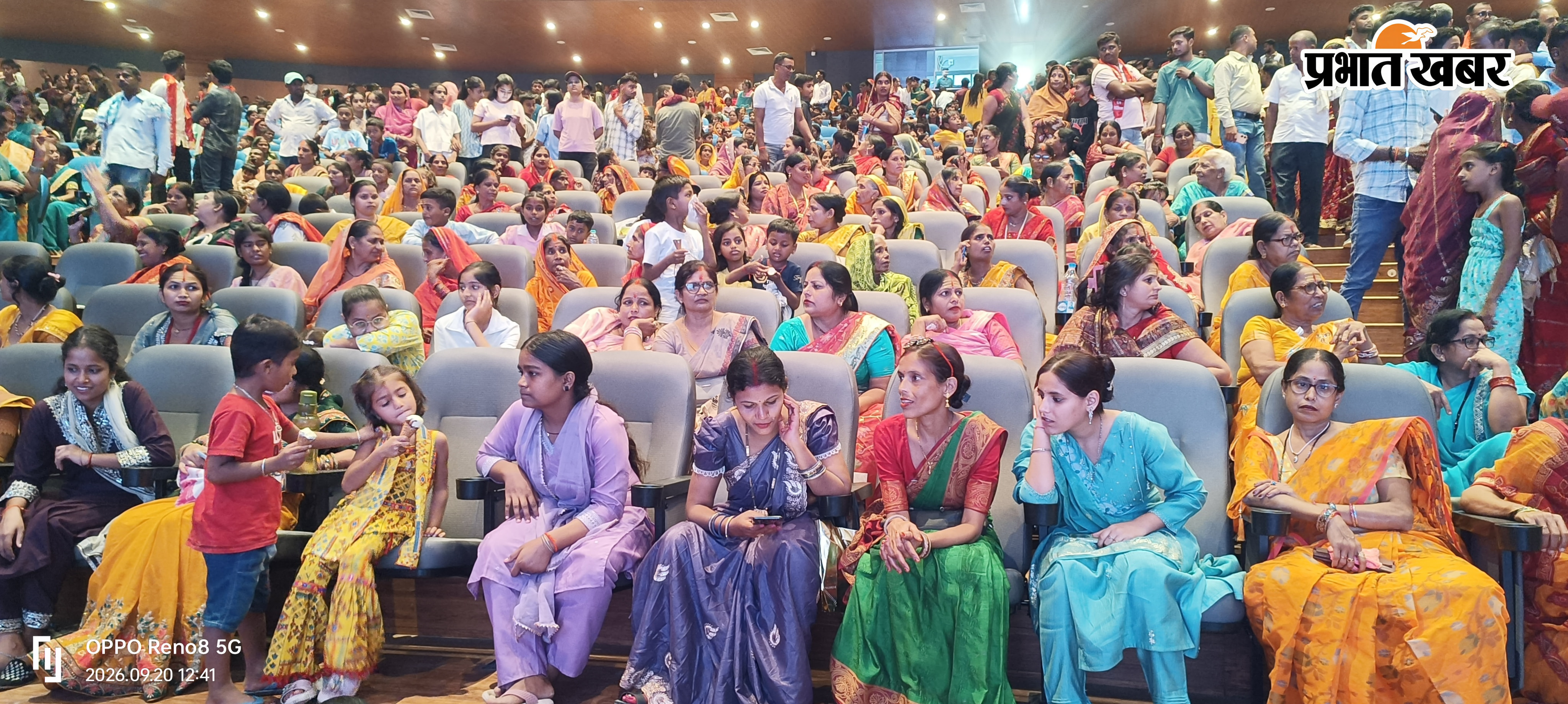 कैप्शन : सम्मेलन में मौजूद कलवार समाज के लोग तथा सांस्कृतिक कार्यक्रम प्रस्तुत करती छात्राएं | Prabhat Khabar Network
