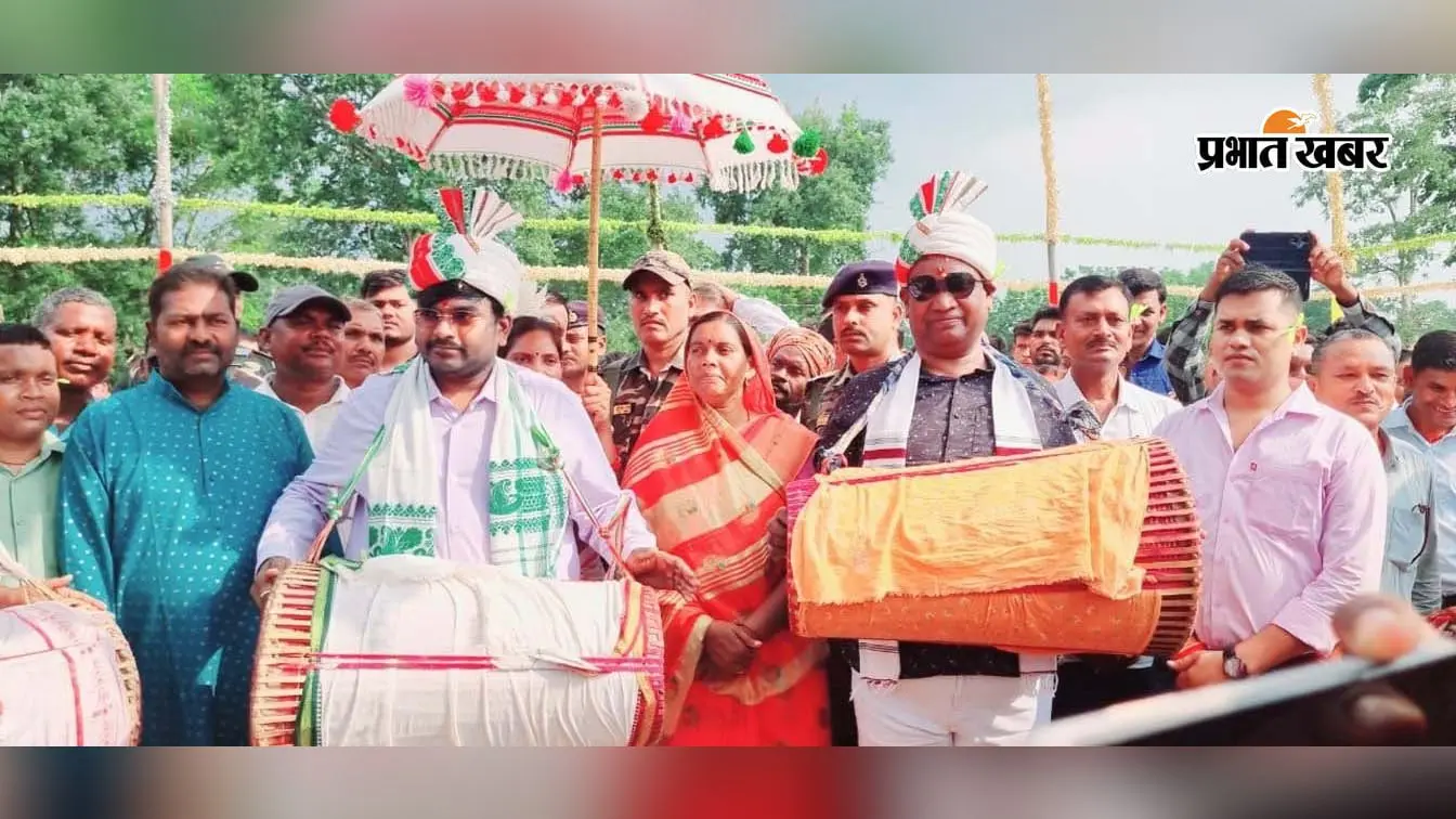 चतरा में करमा पूर्व संध्या पर लोकगीत-नृत्य से सजा मंच, ढोल-मांदर की थाप पर झूमे लोग; डीसी हुए शामिल
