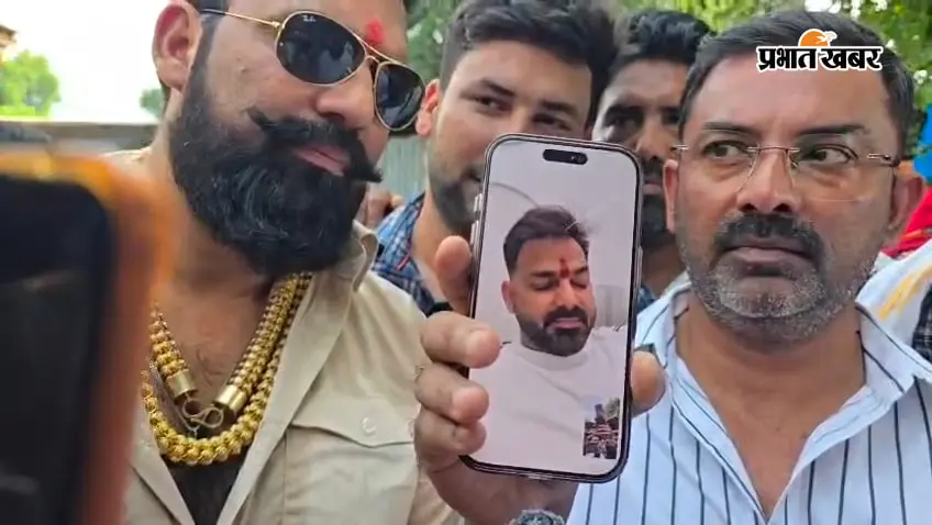 बड़हरा में बाढ़ पीड़ितों से वीडियो कॉल पर जुड़े पवन सिंह, बोले- हमारी जनता हमारे लिए भगवान है