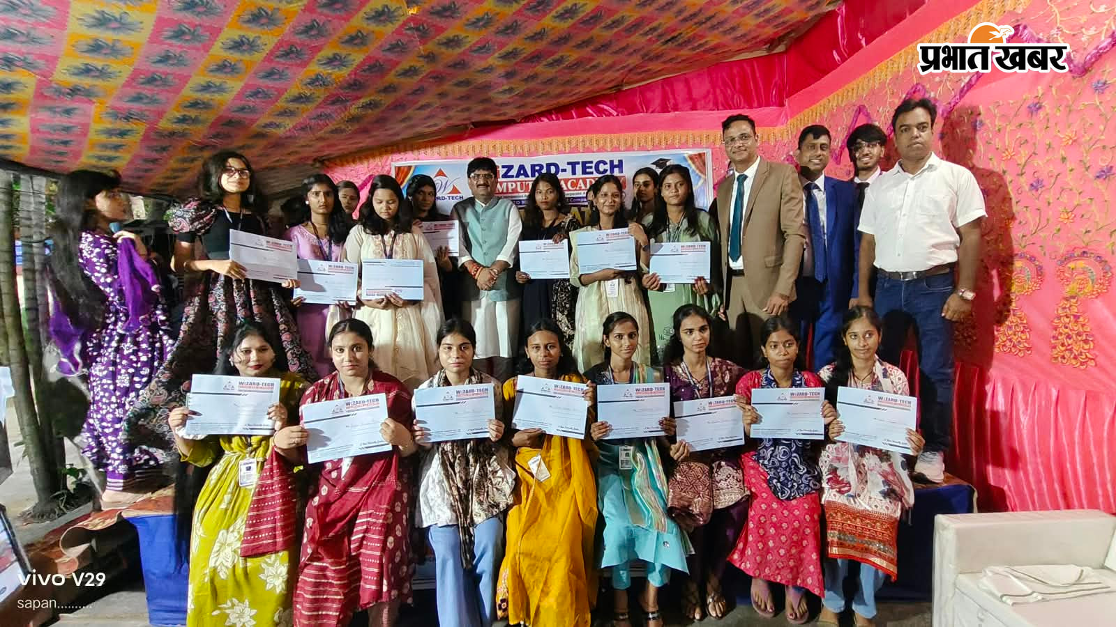 प्रमाण पत्र वितरण करते अतिथि एवं सामूहिक रूप से अतिथि एवं बच्चे | Prabhat Khabar Network