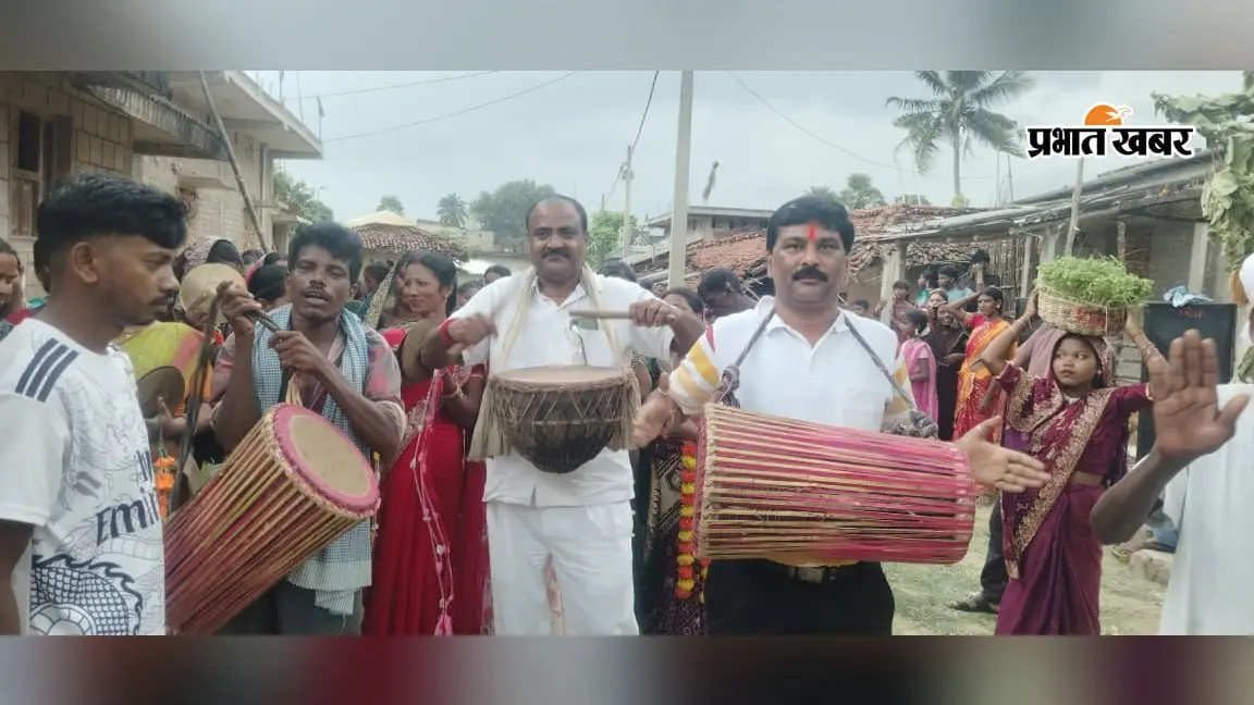 भाई-बहन के अटूट प्रेम का प्रतीक 'करमा-धरमा': हवेली खड़गपुर में संथाली समाज ने पारंपरिक अंदाज में की पूजा-अर्चना