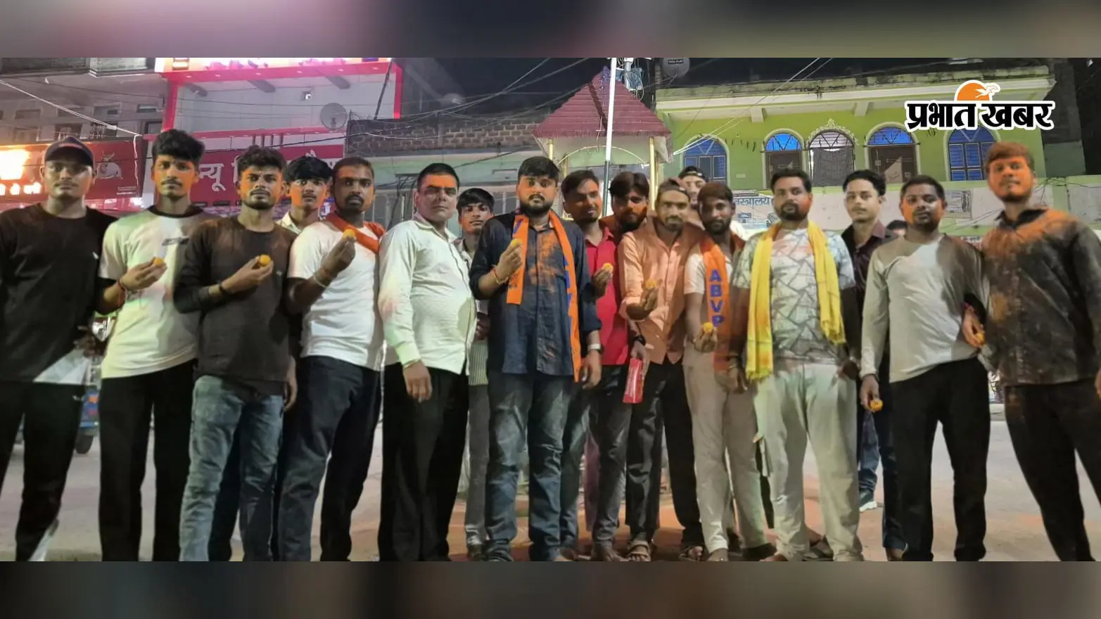 दिल्ली यूनिवर्सिटी छात्रसंघ चुनाव में ABVP की 3 पदों पर जीत, बेगूसराय में कार्यकर्ताओं ने मनाया विजय उत्सव; मिठाई बांटकर लगाए नारे
