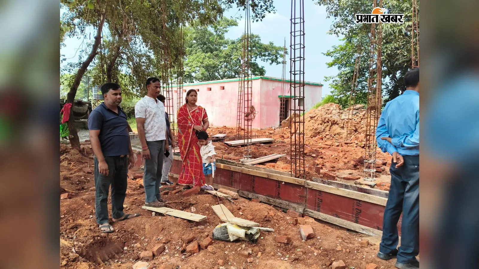 बारियातू में डीएमएफटी फंड से बन रहे विज्ञान भवन का निरीक्षण, उपप्रमुख ने संवेदक को गुणवत्ता पर विशेष ध्यान देने का दिया निर्देश