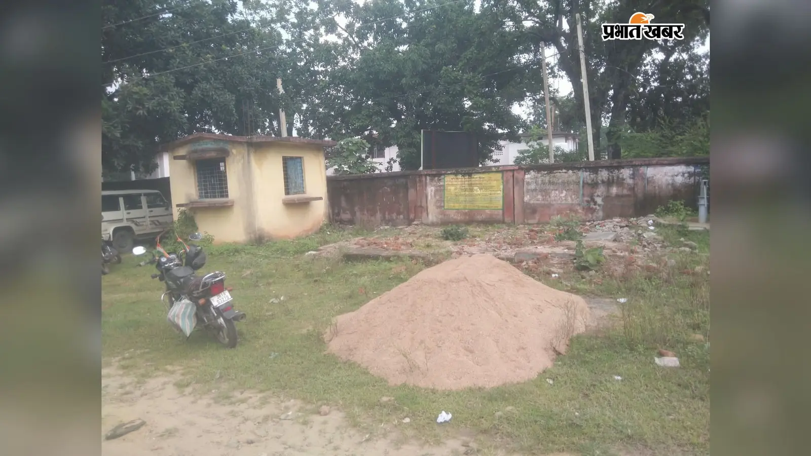 हेरहंज में टास्क फोर्स के बावजूद रात में अवैध बालू का खेल! अंचल कार्यालय के बाहर बालू गिराकर फरार हुआ ट्रैक्टर
