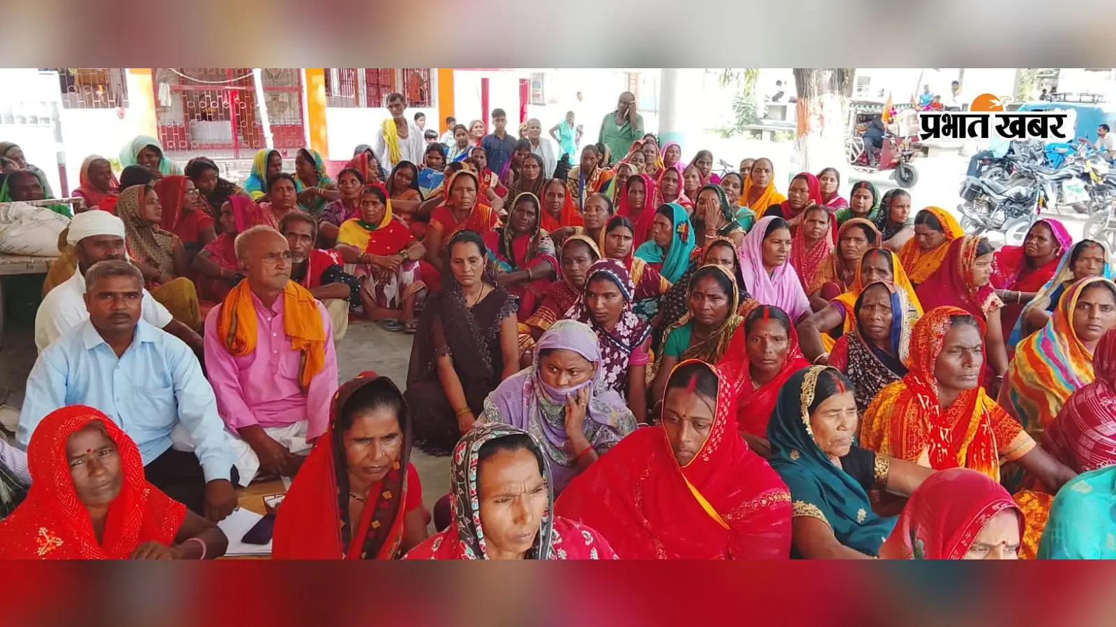 गोपालगंज में पांच सूत्री मांगों को लेकर रसोइया संघ का धरना, 10 के बजाय 12 महीने मानदेय और चतुर्थ वर्गीय कर्मचारी का दर्जा देने की मांग