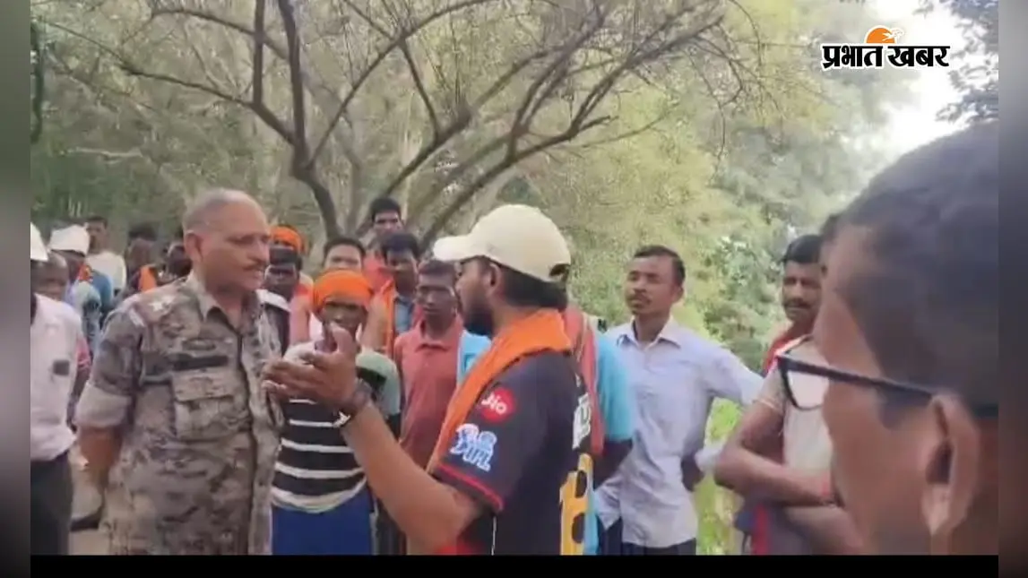 बरवाडीह में भारी वाहनों के परिचालन पर ग्रामीणों का विरोध, दो हाइवा रोके; वैकल्पिक मार्ग की मांग