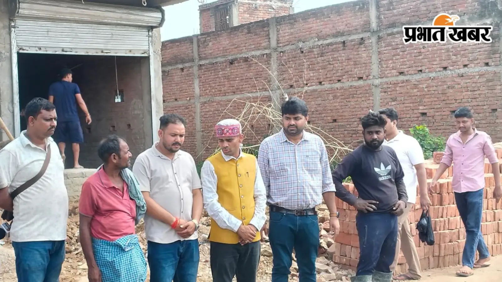 डुमरांव-जंगलीनाथ शिव मंदिर मार्ग की गुणवत्ता पर सवाल, ग्रामीणों की शिकायत पर सड़क निर्माण की जांच