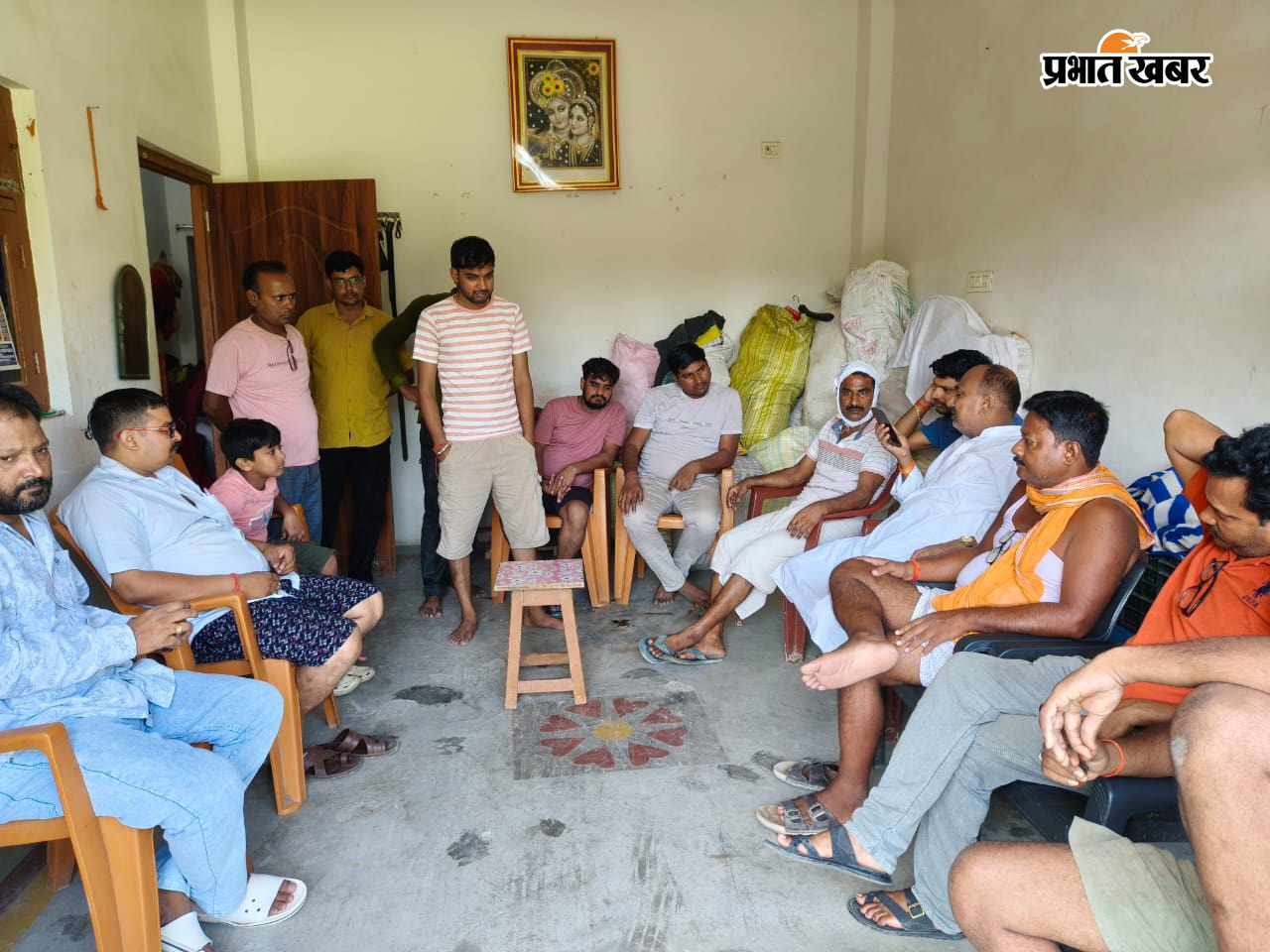 सीसीटीवी फुटेज खंगालती पुलिस घटना की जांच करने पहुंचे पदाधिकारी बैठक करते बाजार के व्यवसायी घायल स्वर्ण व्यवसायी | Prabhat Khabar Network