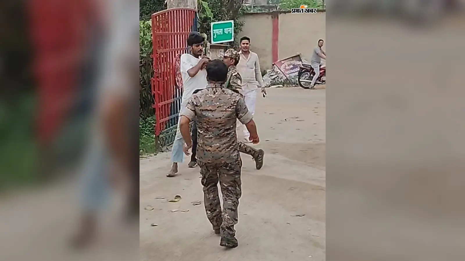 गुमला थाना में फिल्मी सीन: पुलिस को चकमा देकर भागने लगा चोर, पीछे दौड़ी पुलिस, गेट पर सादे ड्रेस वाले जवानों ने दबोचा
