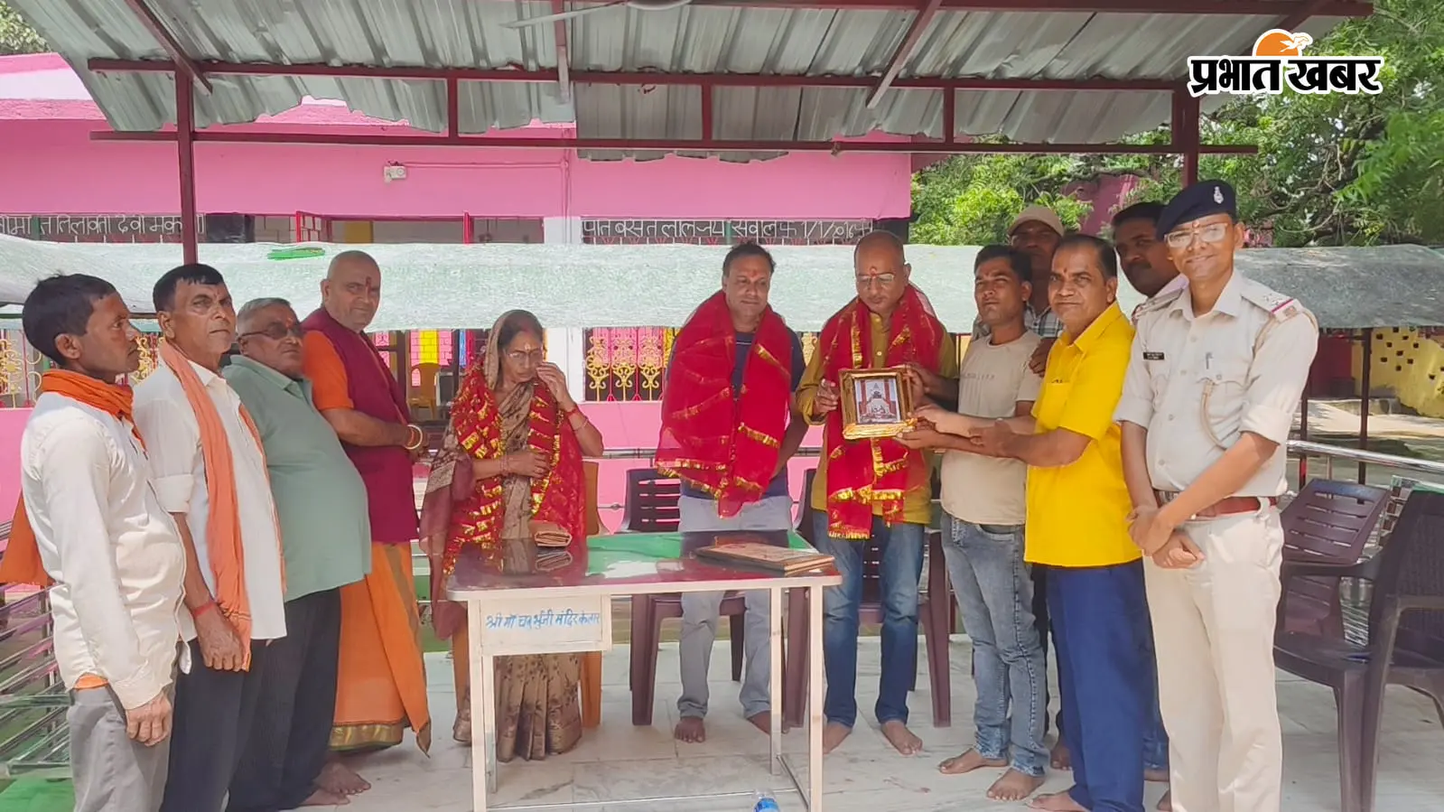 मां चतुर्भुजी मंदिर पहुंचे एडीजे-2 प्रभात शर्मा, विधि-व्यवस्था का भी लिया जायजा