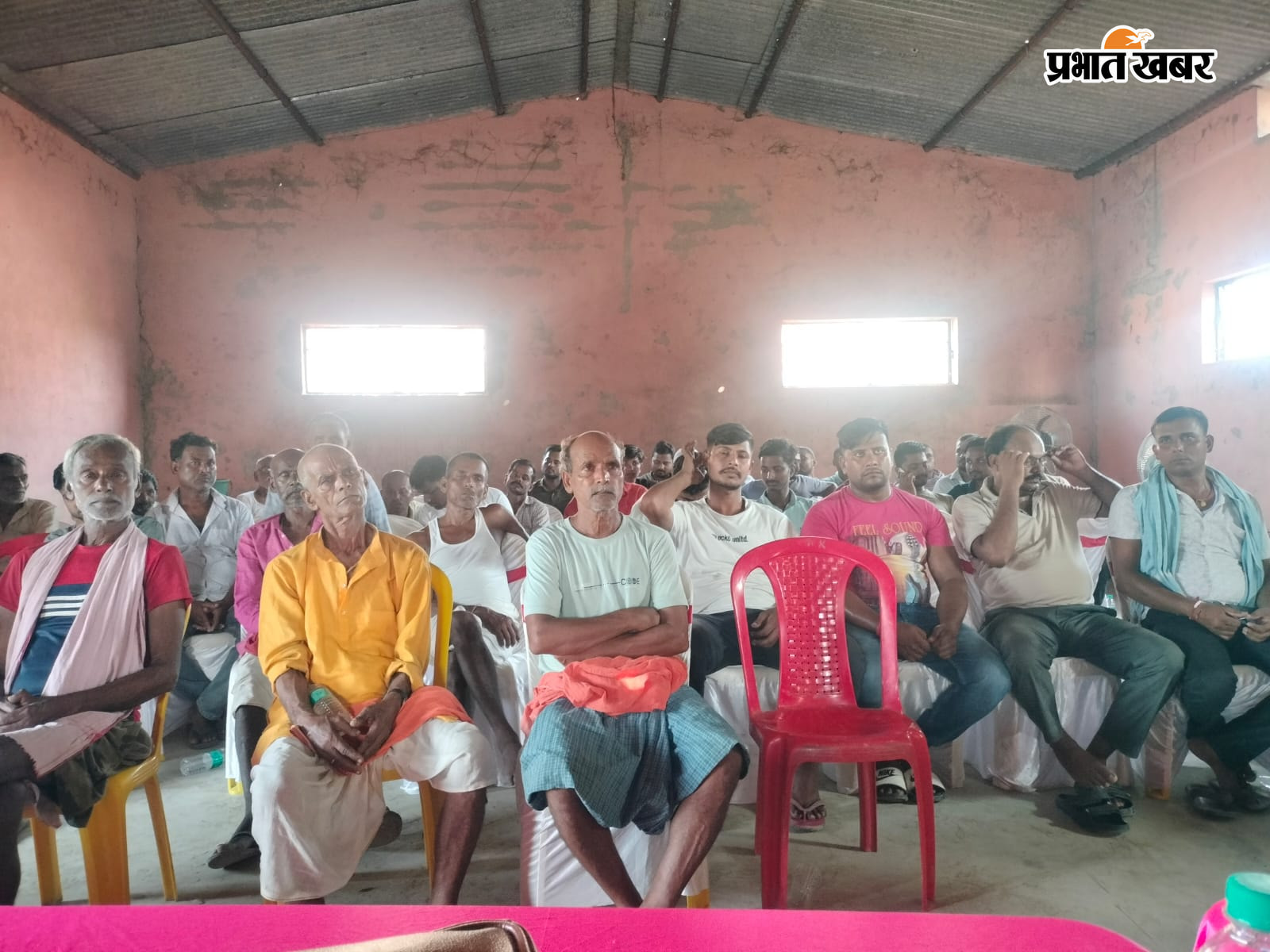 सतेर गांव स्थित पैक्स गोदाम परिसर में रविवार को आयोजित पटेल सेवा संघ की बैठक में उपस्थित जिलाध्यक्ष पप्पू पटेल, पदाधिकारी एवं पटेल समाज के लोग. | Prabhat Khabar Network