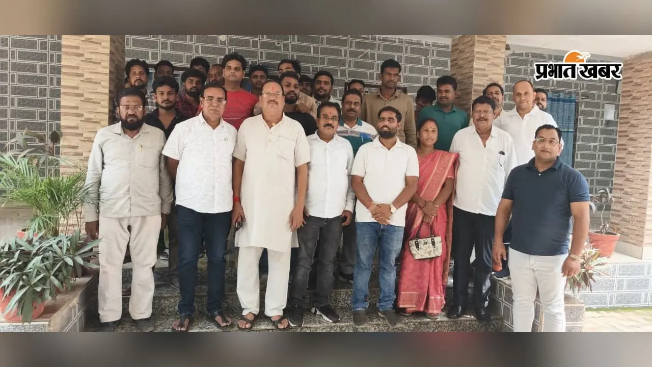 चंदवा में भारी वाहनों से धूल प्रदूषण पर लोगों का फूटा गुस्सा, नियमित पानी छिड़काव और परिचालन नियंत्रित करने की मांग