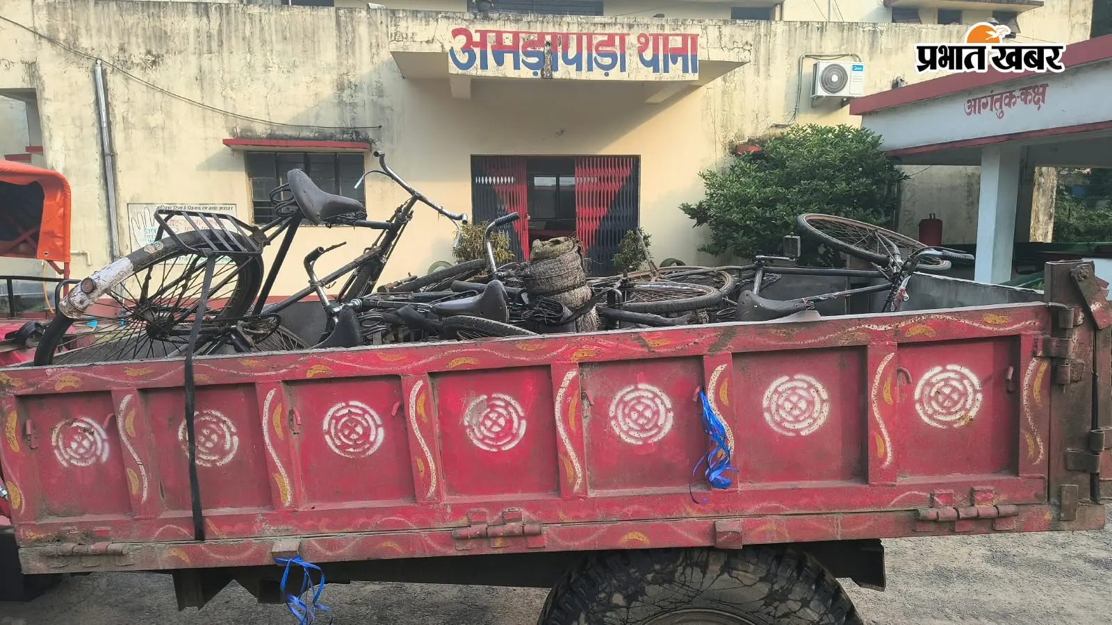 अवैध कोयला ढुलाई पर पुलिस का शिकंजा, अमड़ापाड़ा में कोयला लदी सात साइकिल जब्त
