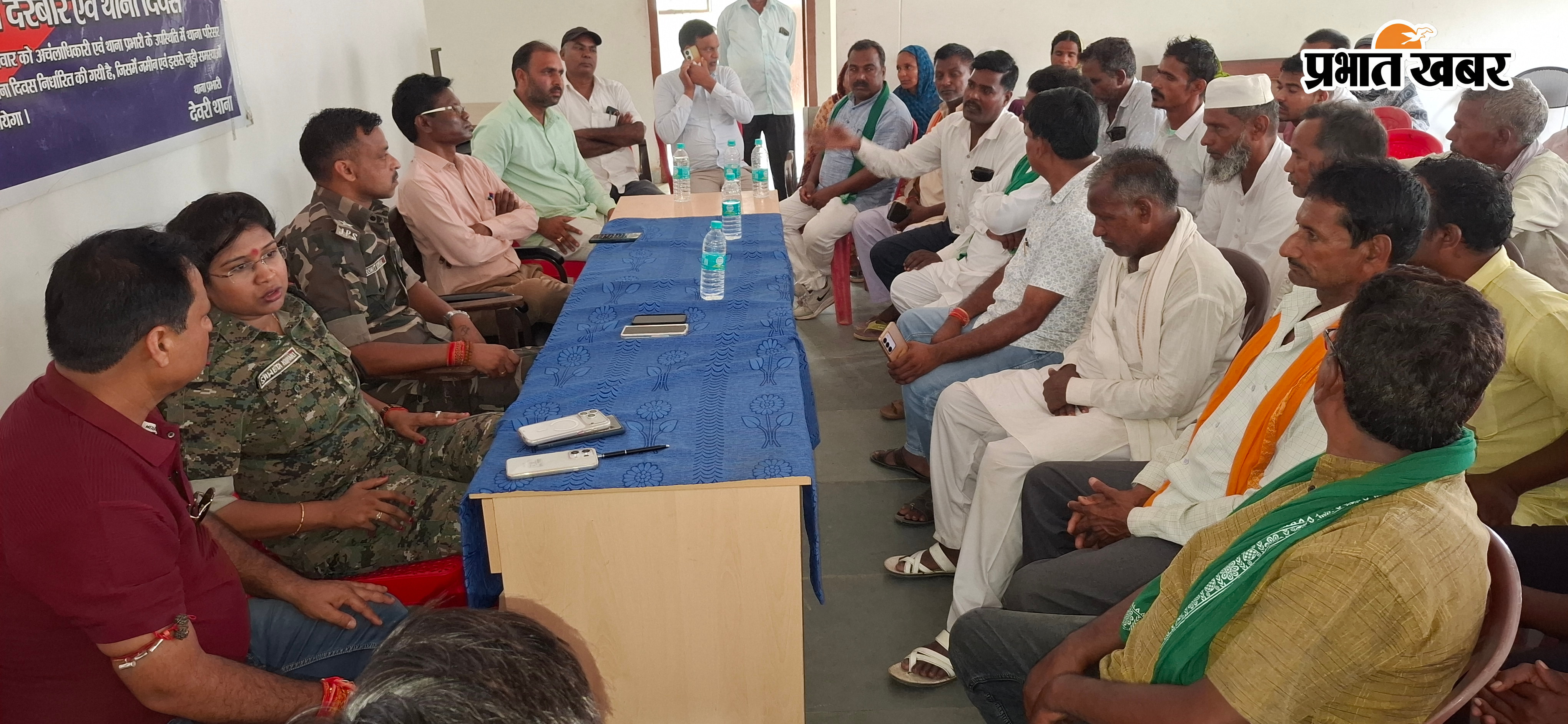 देवरी में बैठक में शामिल पदाधिकारी व ग्रामीण तथा जमडीहा में तैनात पुलिस बल | Prabhat Khabar Network