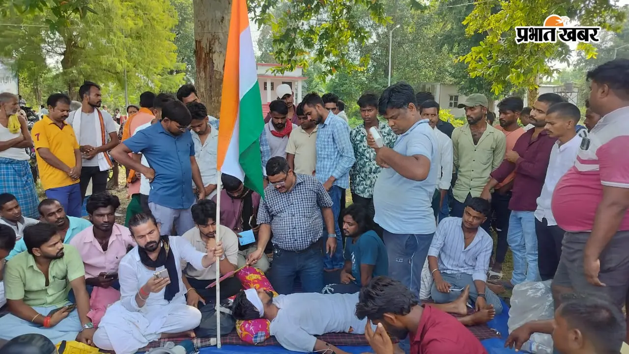 वैशाली के राघोपुर में तीसरे दिन भी जारी रहा बेमियादी अनशन: GR सूची सार्वजनिक करने और राहत वितरण में पारदर्शिता की मांग, तबीयत बिगड़ी