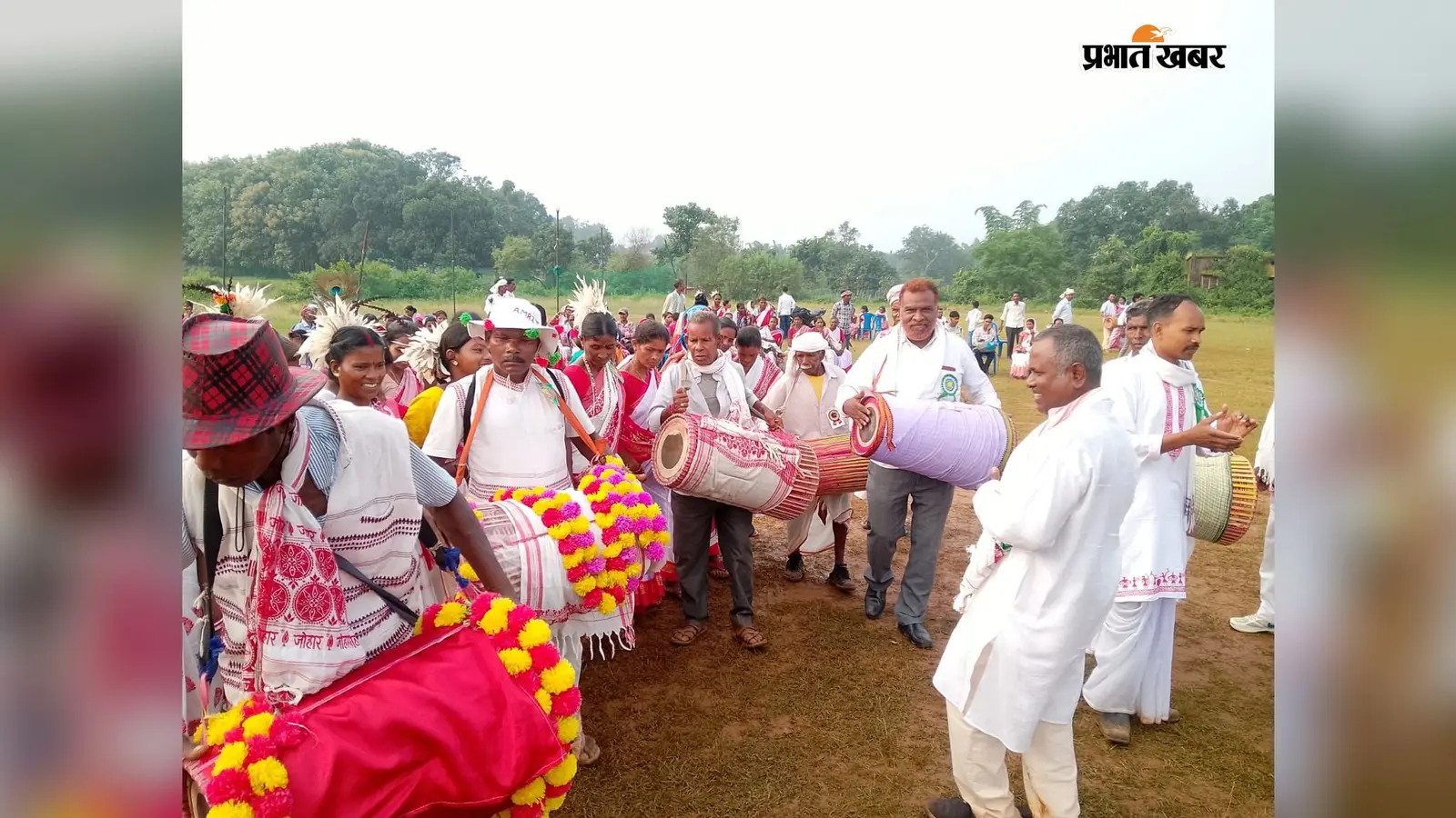 कर्रा में करमा पूर्व संध्या पर दिखी आदिवासी संस्कृति की झलक, पारंपरिक नृत्य से झूम उठा हाईस्कूल मैदान