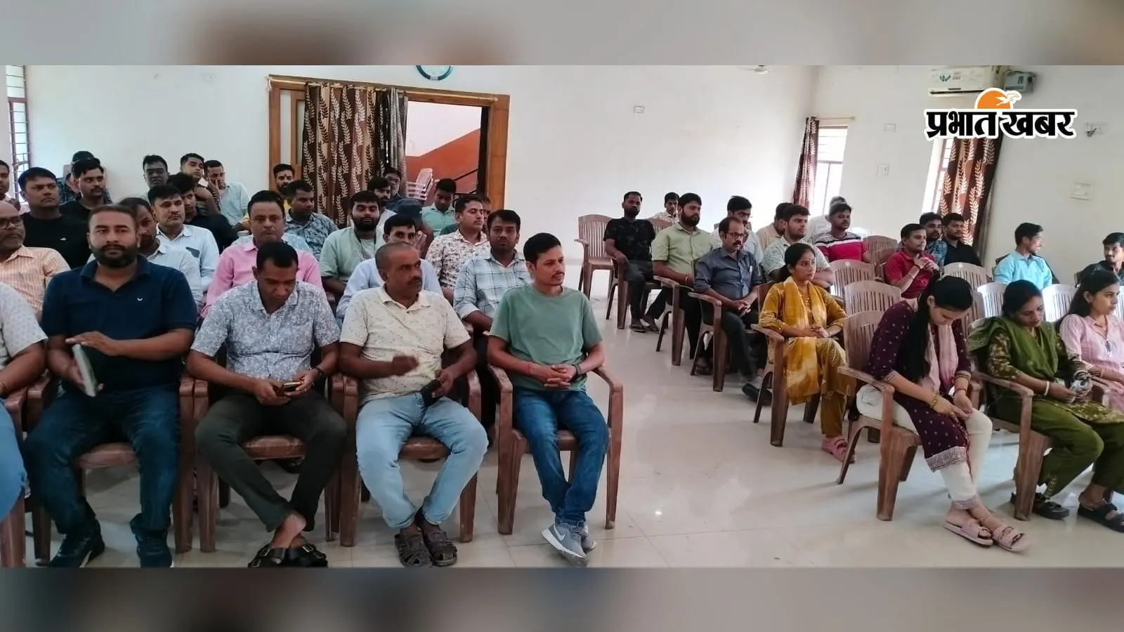 बेगूसराय में डाटा एंट्री ऑपरेटरों ने उठायी ‘सेवा समायोजन’ की मांग, कर्मचारी महासंघ ने दिया समर्थन