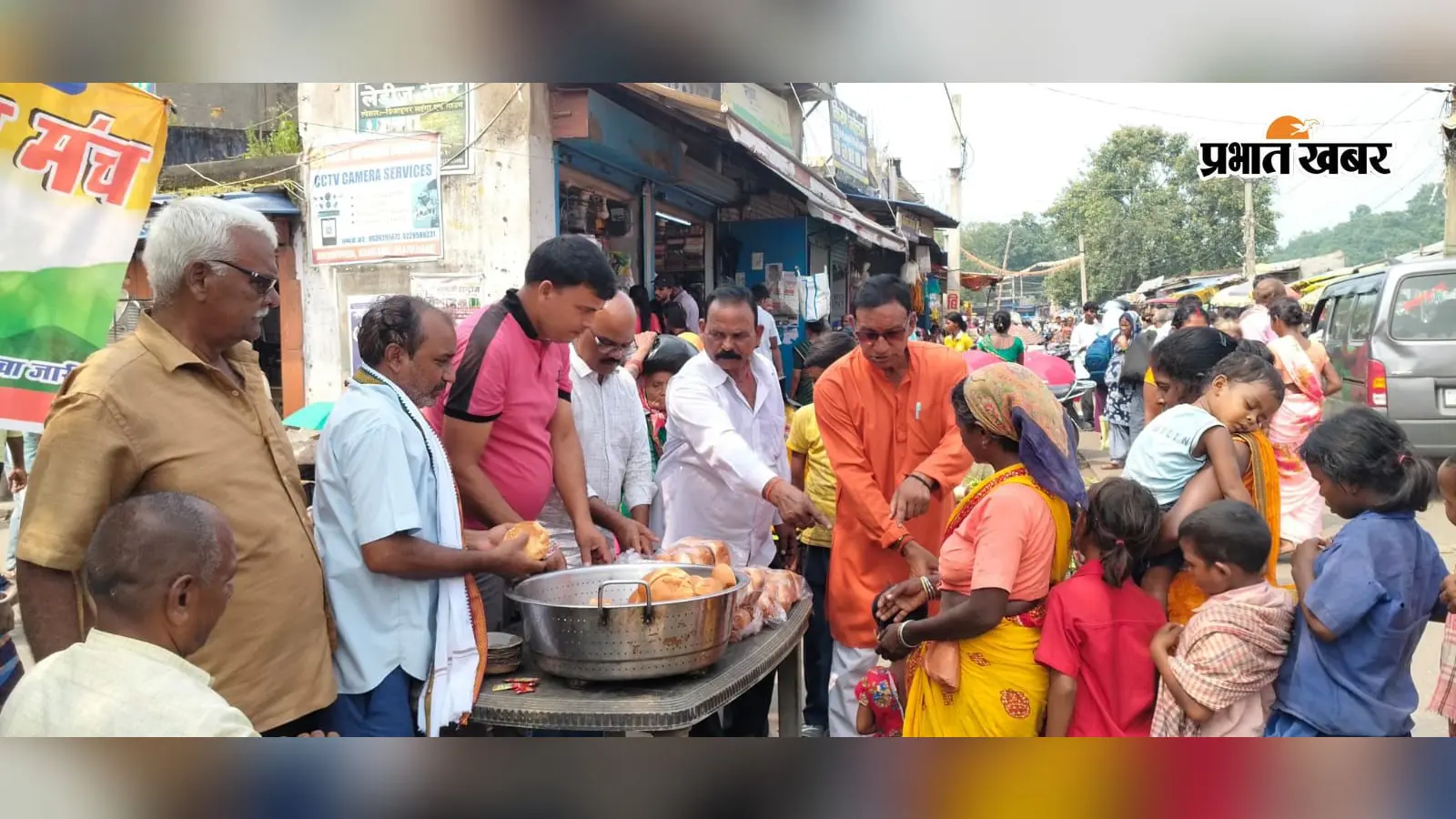 साप्ताहिक हाट में दातून-पत्तल बेचने वाले ग्रामीणों को बांटी पाव-भाजी