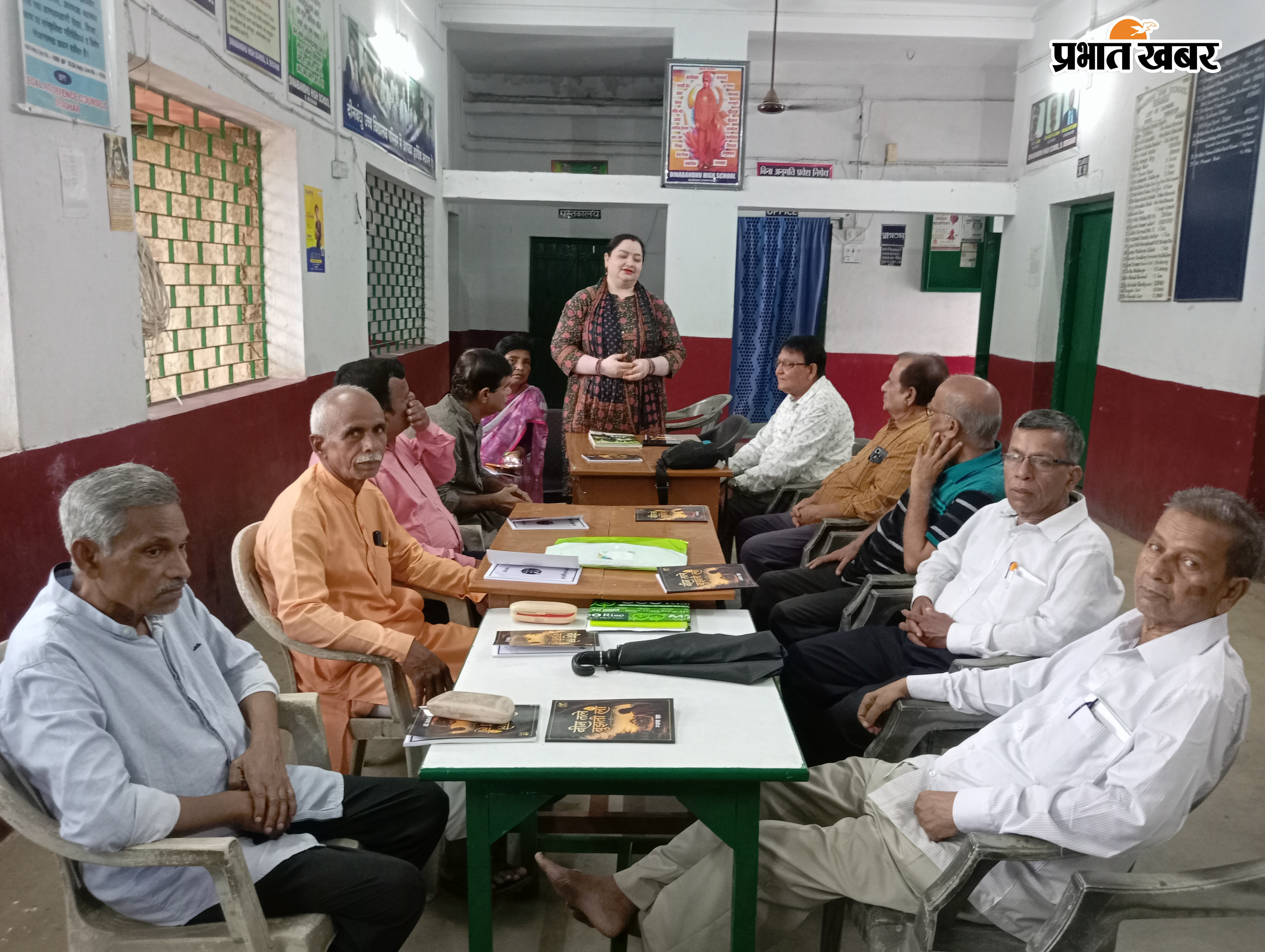पुस्तक विमोचन करते हुए, गोष्ठी में मौजूद कविगण | Prabhat Khabar Network