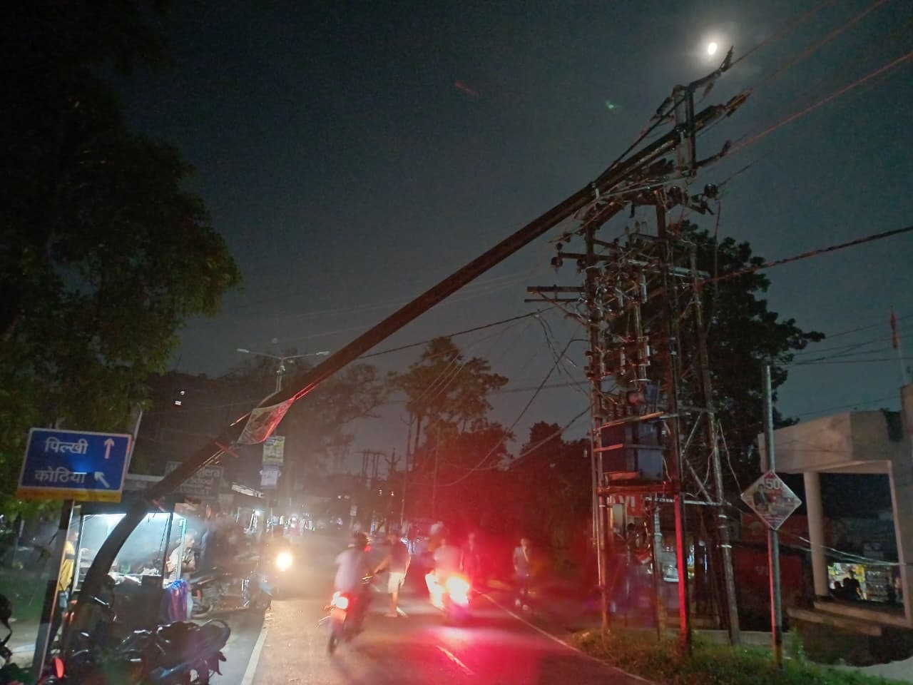 टूटे हाईटेंशन लाइन के पोल