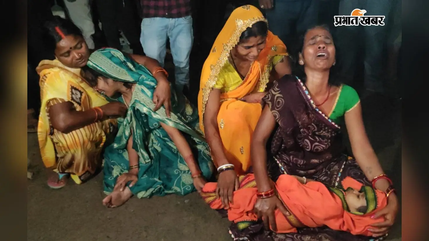 मयूरहंड में 18 माह के बच्चे की मौत पर हंगामा, शव सड़क पर रख परिजनों ने किया प्रदर्शन; डॉक्टर पर लगाए आरोप