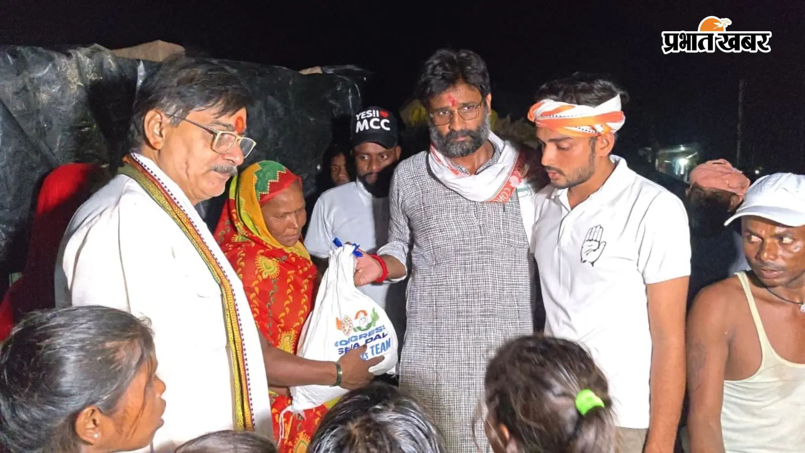 जवैनिया के विस्थापितों के बीच कांग्रेस ने बांटी राहत सामग्री, चावल-आटा समेत कपड़े व स्कूल बैग दिये