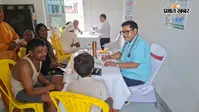 बेगूसराय में बाढ़ के बीच गांव पहुंची स्वास्थ्य टीम, ग्रामीणों की मुफ्त जांच के साथ दवाएं भी मिलीं