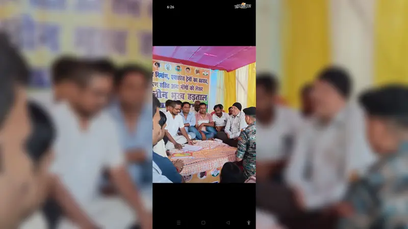 अनशनकारी से वार्ता करने पहुंचे डीसीएलआर  | Prabhat Khabar Network