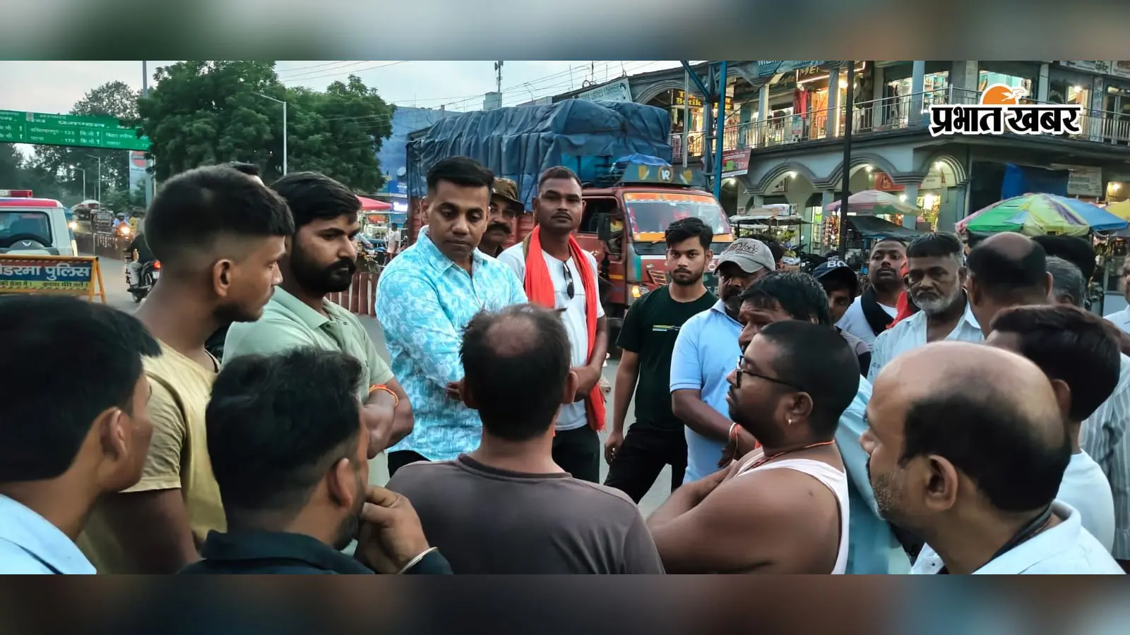 सड़क पर टोटो-ऑटो खड़े करने से बिगड़ रही यातायात व्यवस्था, डोमचांच पुलिस ने चालकों को समझाया