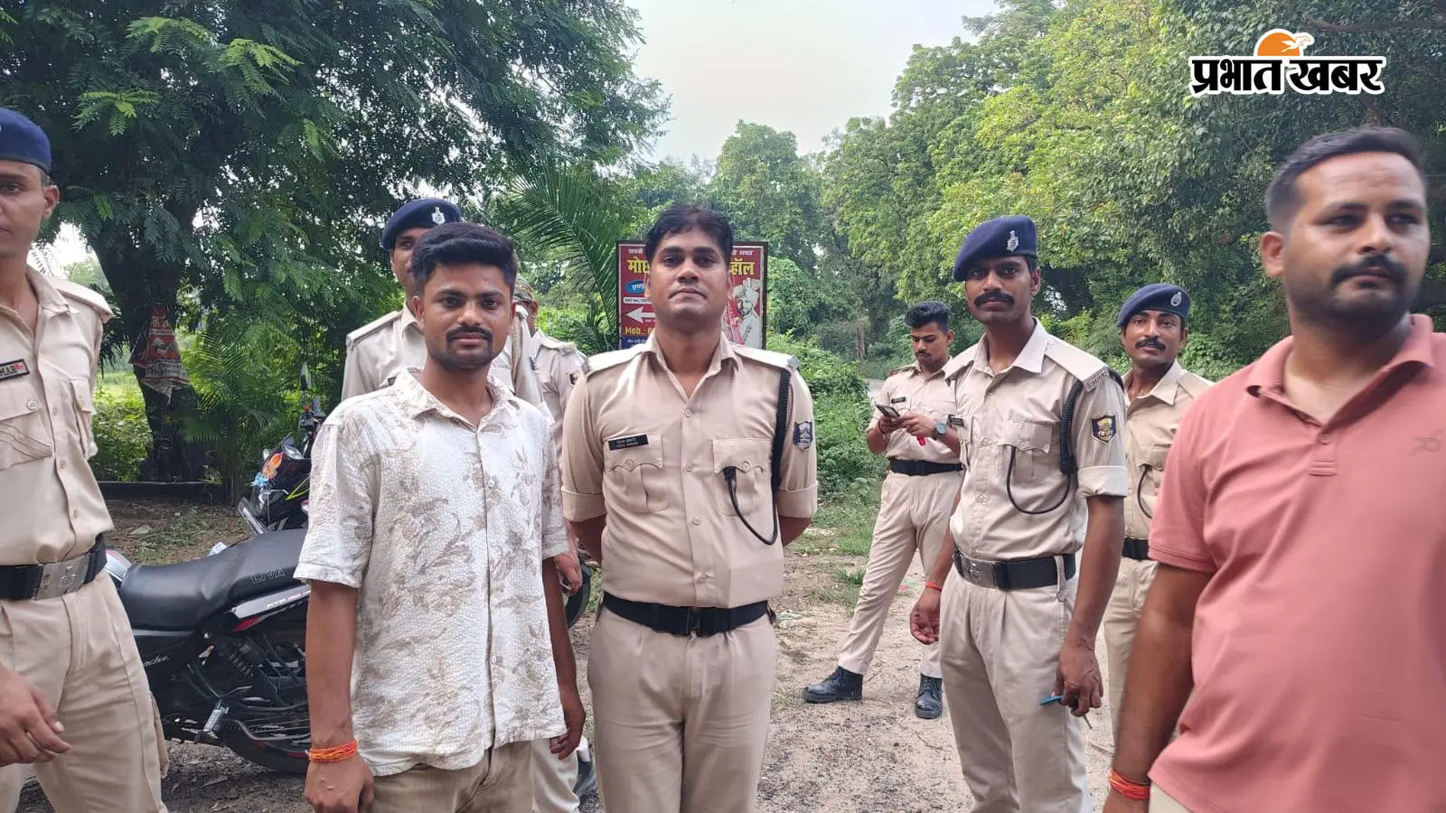 पटना: बिहटा के होटलों में अचानक पुलिस की छापेमारी, ठहरने वालों से लेकर रिकॉर्ड तक खंगाले