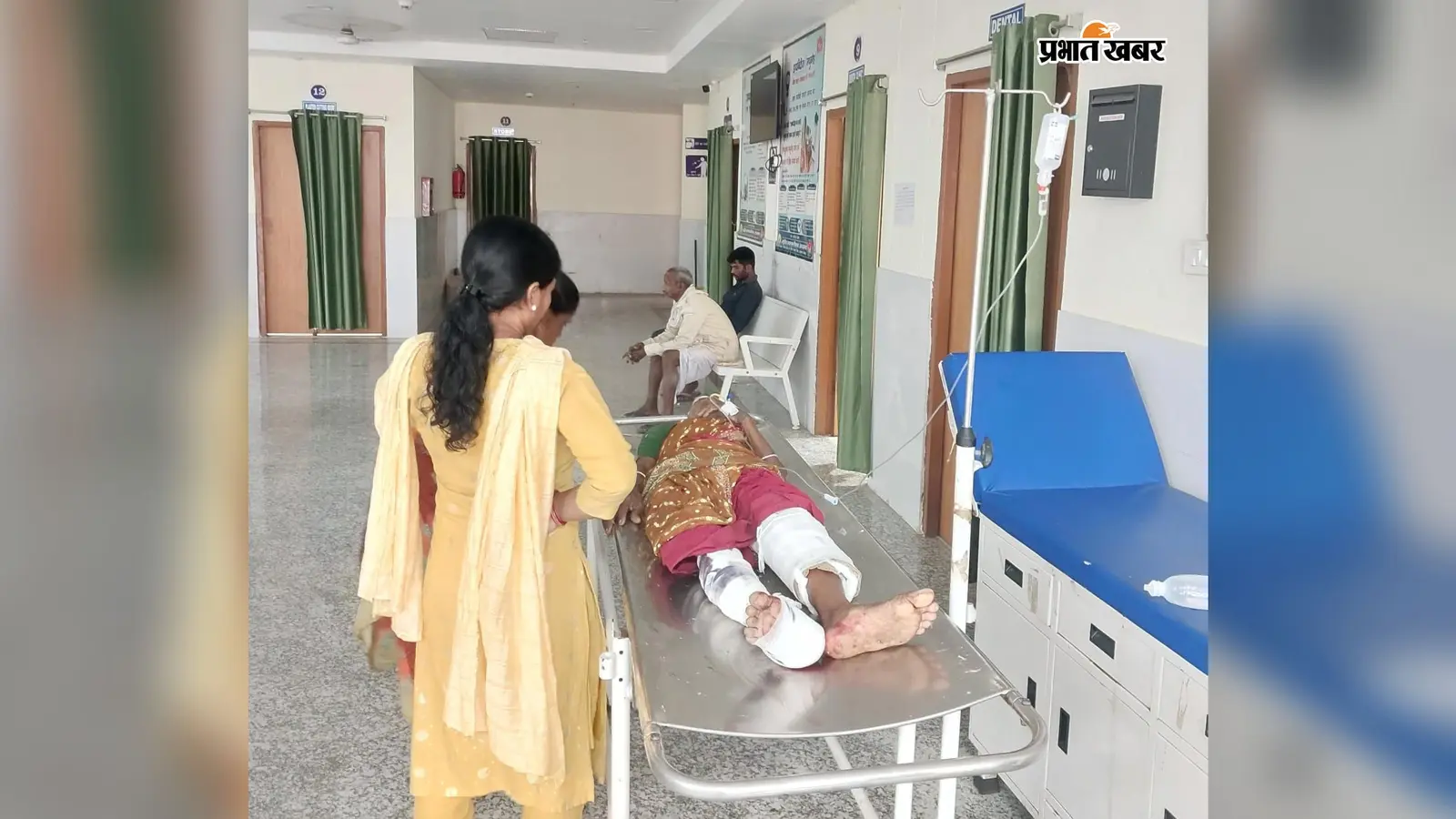 ऑटो और बाइक की जोरदार टक्कर, दो गंभीर घायल, बुजुर्ग के दोनों पैर टूटे