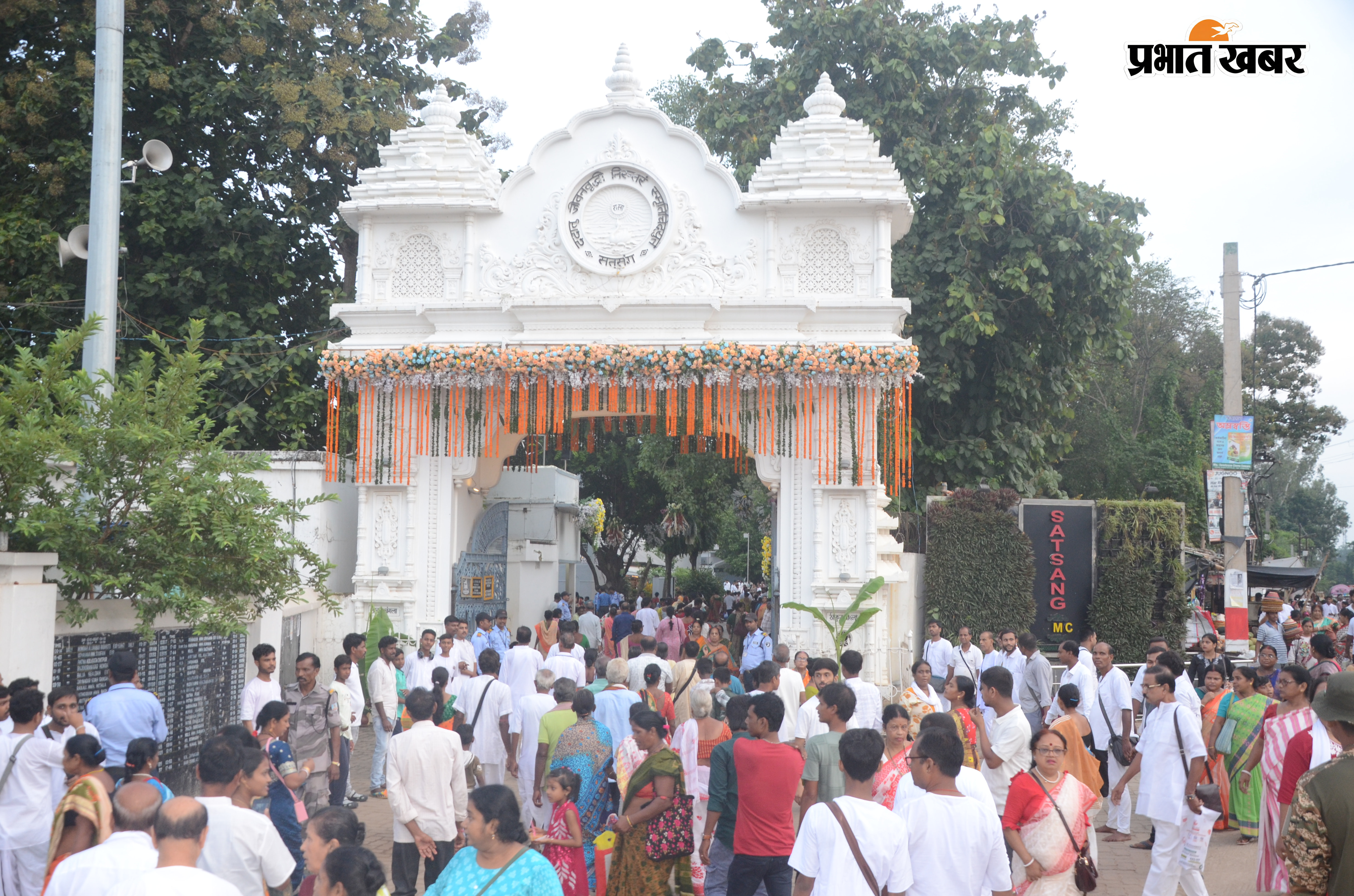 मातृत्व सम्मेलन एवं आश्रम के मुख्य द्वार पर लगी भीड़ | Prabhat Khabar Network