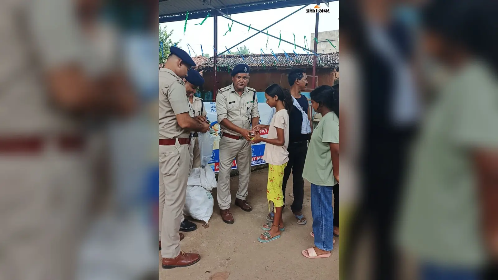 सिल्ली में आरपीएफ का रेल सुरक्षा जागरूकता अभियान, बच्चों को ट्रैक से दूर रहने की दी सलाह; क्विज में जीते पुरस्कार