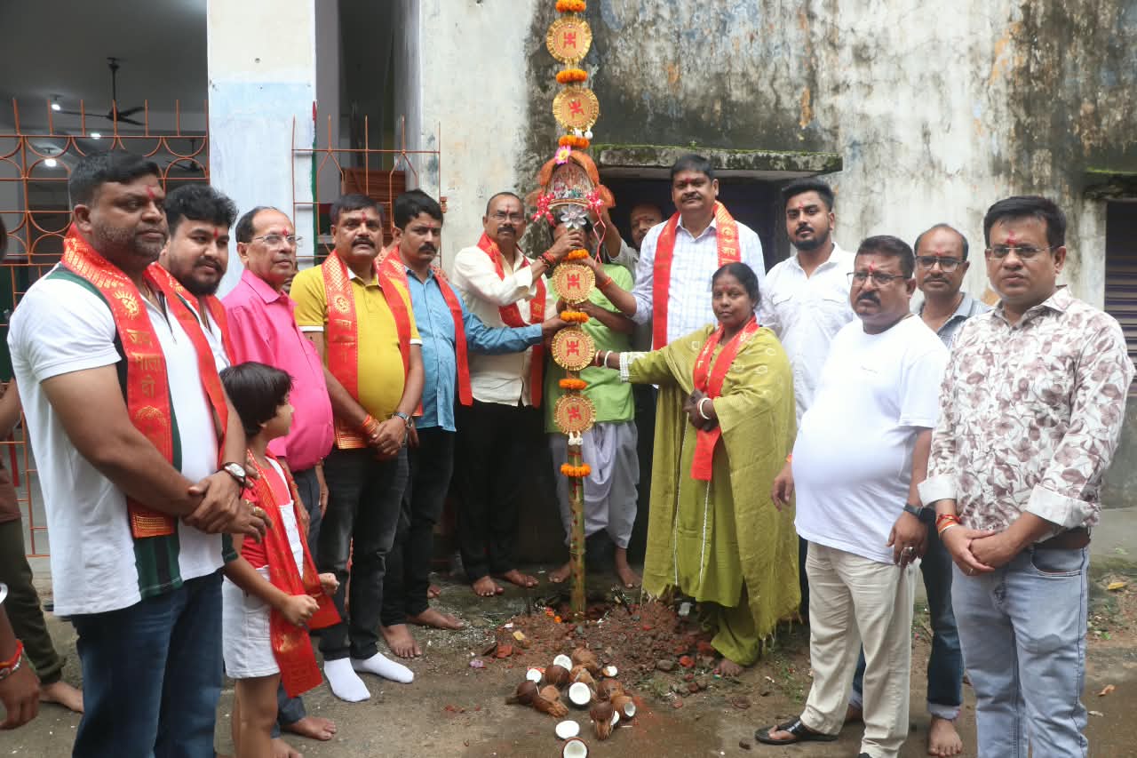 भूमि पूजन करते विधायक व पूजा कमेटी के सदस्य
