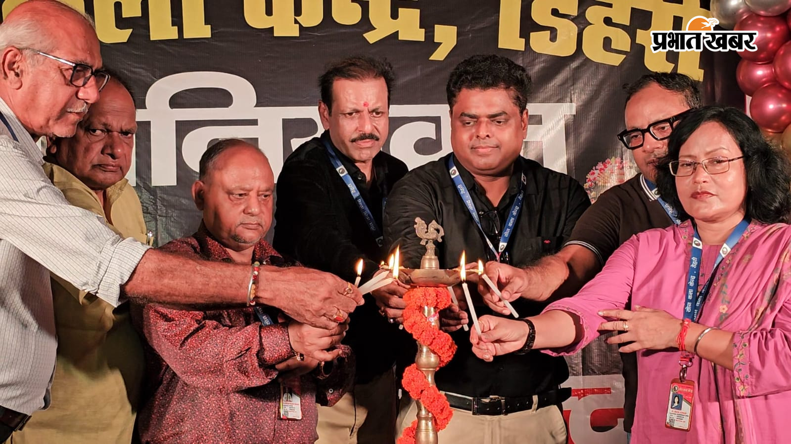 समारोह का दीप प्रज्वलित कर उद्घाटन करते संरक्षक मंडल के सदस्य,  | Prabhat Khabar Network