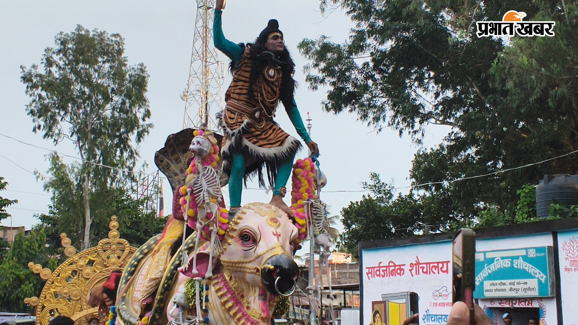फोटो कैप्शन - विसर्जन के दौरान शोभा यात्रा और झांकी में शामिल लोग    | Prabhat Khabar Network
