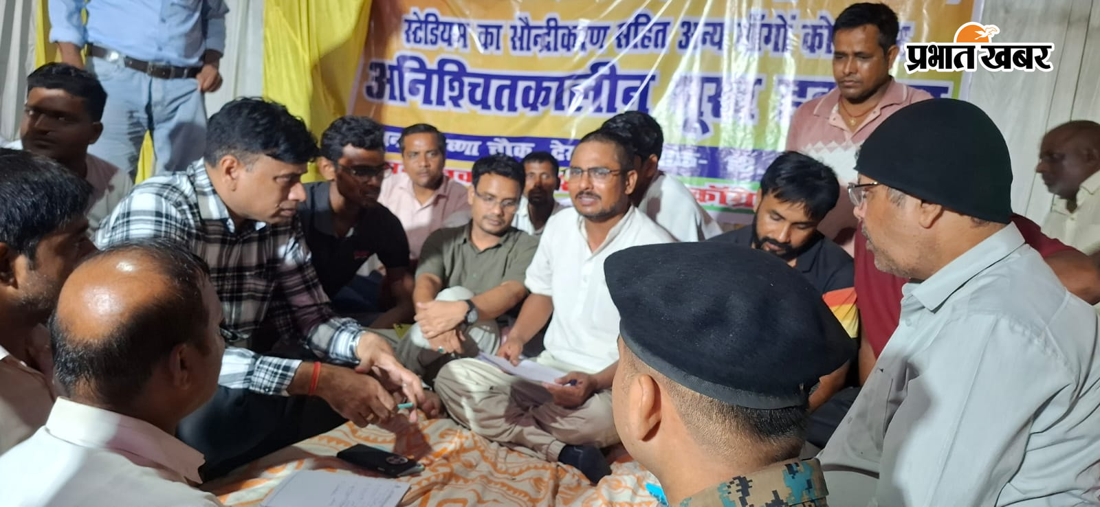 भूख हड़ताल पर प्रदर्शनकारी लोगों से मिलते हैं कांग्रेस नेता डॉ शकील खान रात में भूख हड़ताल प्रदर्शनकारी से बातचीत करते जिला प्रशासन के अधिकारी | Prabhat Khabar Network